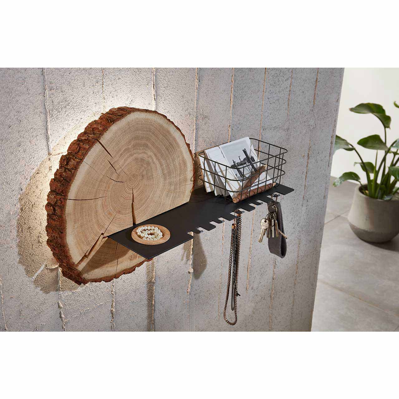 Moderne Schlüsselablage aus runder Holzscheibe mit sichtbarer Rinde und anthrazitfarbener Metallablage mit Schlüsselhaken und Ablagefläche für kleine Gegenstände.