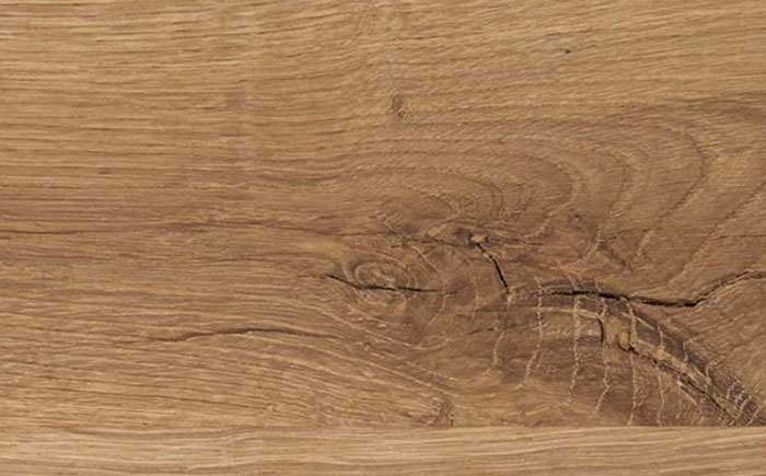 Hartmann Möbel - Holzauswahl Kerneiche Umato Holz-Kachel in Kerneiche Umato mit lebendiger Maserung – sichtbare Holzstruktur mit feinen Rissen, Oberfläche in warmem, haselnussbraunem Naturton – zur Holzauswahl bei Möbeln der Hartmann-Möbelserien wie z.B. CAYA, NATURZEIT oder NATURWERKE