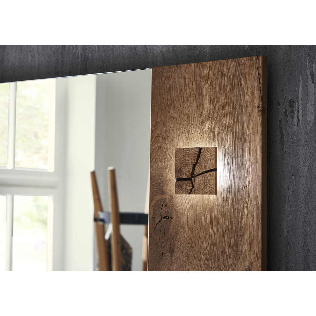 Detailaufnahme der beleuchteten Hirnholzscheibe des CAYA Wandpaneels Nr 7140-5112 