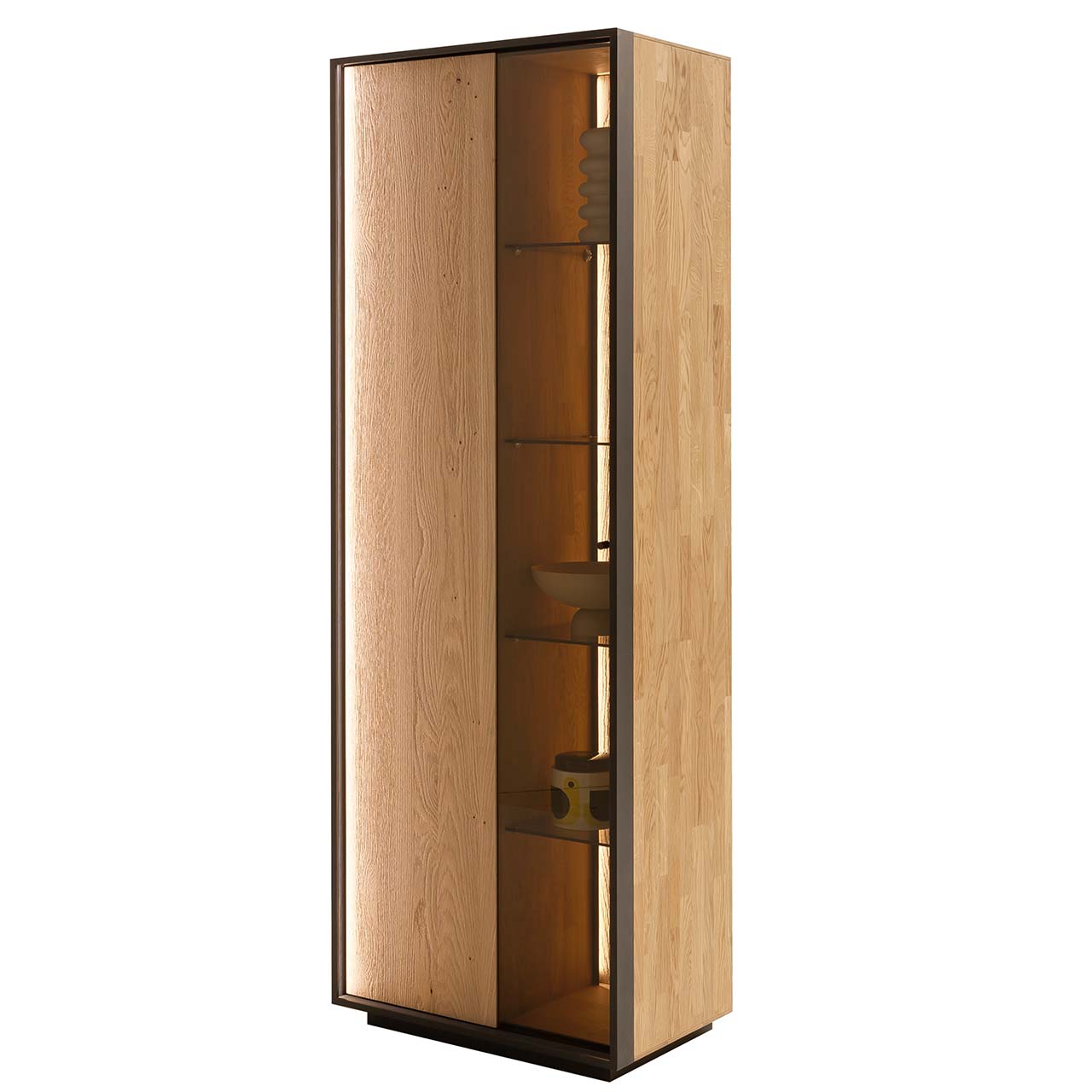 Seitenansicht einer Standvitrine mit Sockel im modernen Design aus sandgestrahlter Kerneiche Natur, eingefasst in einen Metallrahmen in Anthrazit, mit geteilter Tür: links Holz, rechts beleuchteter Glasausschnitt mit vier Glaseinlegeböden. 
