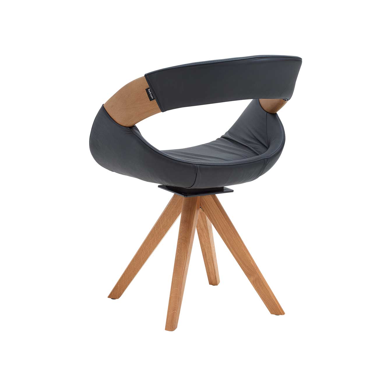 Hartmann NATURZEIT 7100E/8400E - 1660 Stuhl Leo - Rückansicht Moderner Esszimmerstuhl in Rückansicht mit gepolstertem Sitz und Rücken in dunkelblauem Leder, offener Lendenbereich mit seitlicher Holzapplikation an Lehne und Vier-Fuß-Stativgestell aus massivem Holz.