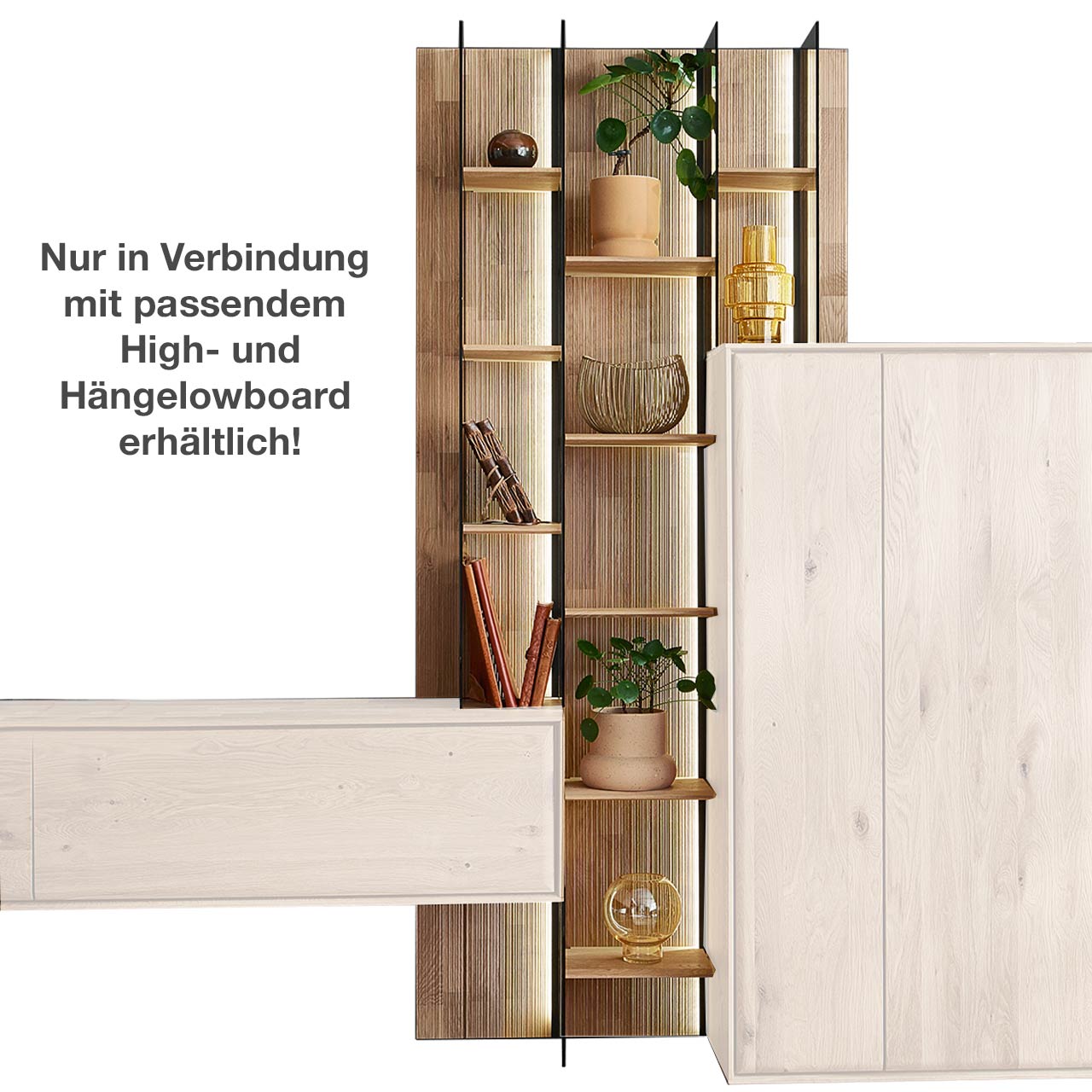 Hohes modernes Wandregal aus massivem Holz mit geschroppter Rückwand, neun Holzböden und vier beleuchteten Glasseiten aus Parsolbronze - als mittigstehendes Anbauelement für ein passendes VALA Highboard und Hängelowboard.