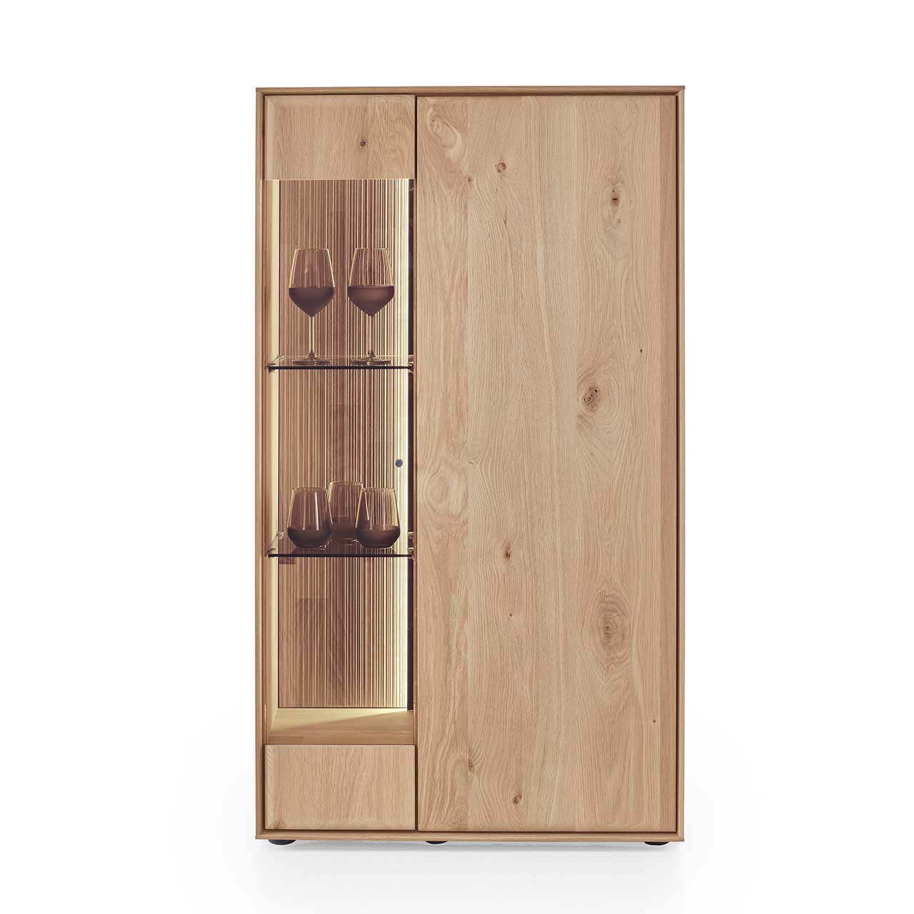 Modernes 2-türiges Highboard aus massiver Kerneiche Natur mit einer Glas/Holztür links und einer Holztür rechts - in Frontansicht. 