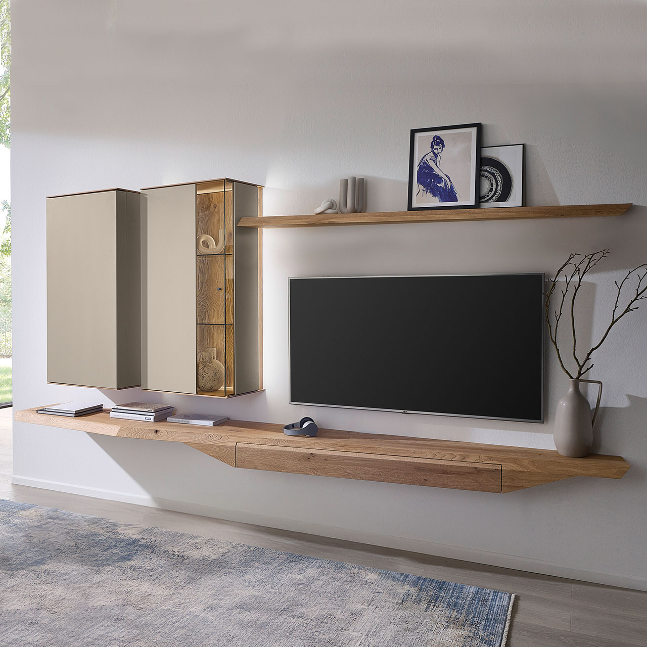 Hartmann Möbel SVEA - Wohnkombination 8660 Nr. V26 - vierteilig Moderne, vierteilige Wohnwand aus massiver Kerneiche Natur mit Lack Sand und Riffholz im asymmetrischen Design. Bestehend aus Hängelowboard mit Schubkasten, Hängevitrine in Holz/Lack, Hängeschrank in Lack sowie einem Wandboard aus Riffholz.