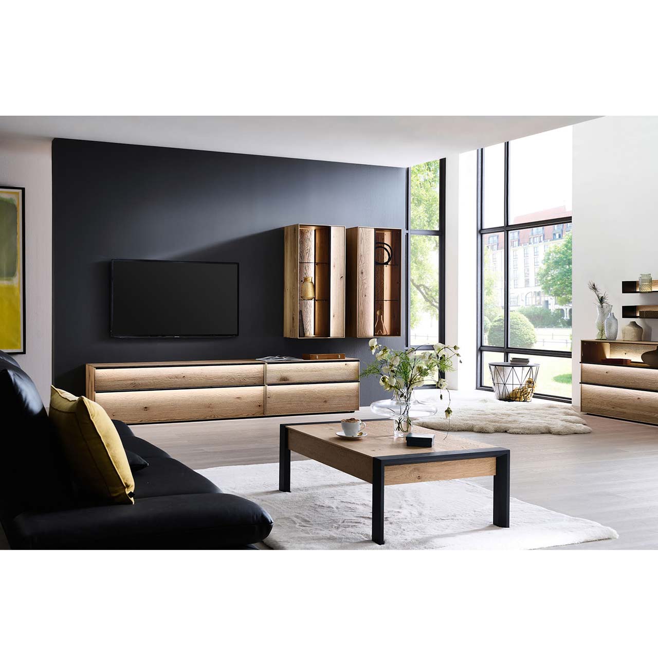 Modernes Wohnzimmer mit Massivholz-Wohnwand vor dunkler Wand