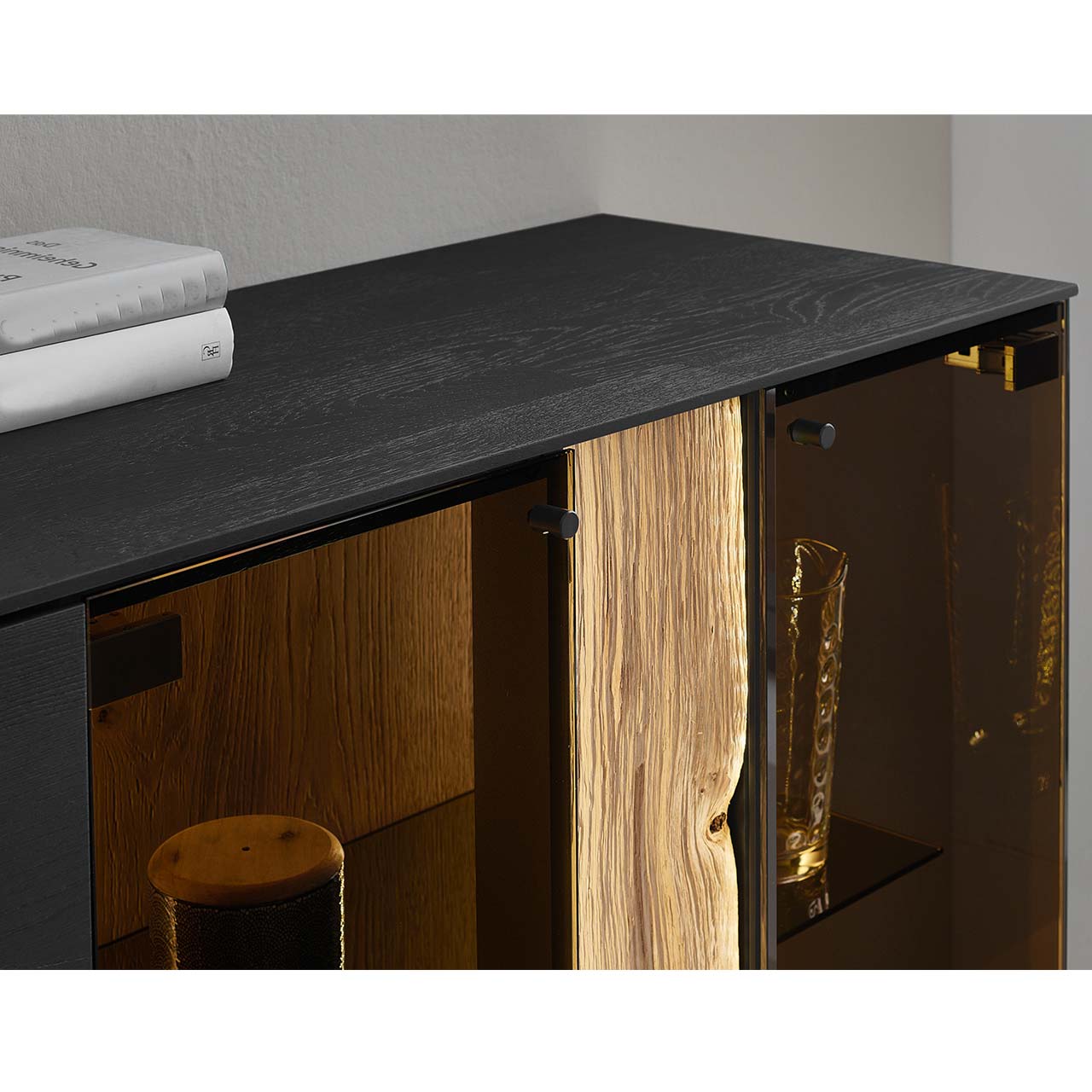 Modernes Lowboard aus massiver Kernesche anthrazit mit Spaltholz-Akzent und Parsolglas-Ausschnitt
