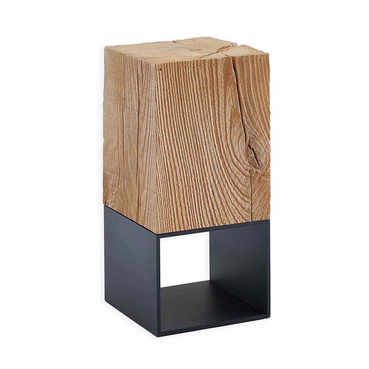 Quadratischer Beistelltisch mit massivem Aufsatzblock aus Kerneiche und dunklem Metallgestell, das auch als Ablage nutzbar ist.
