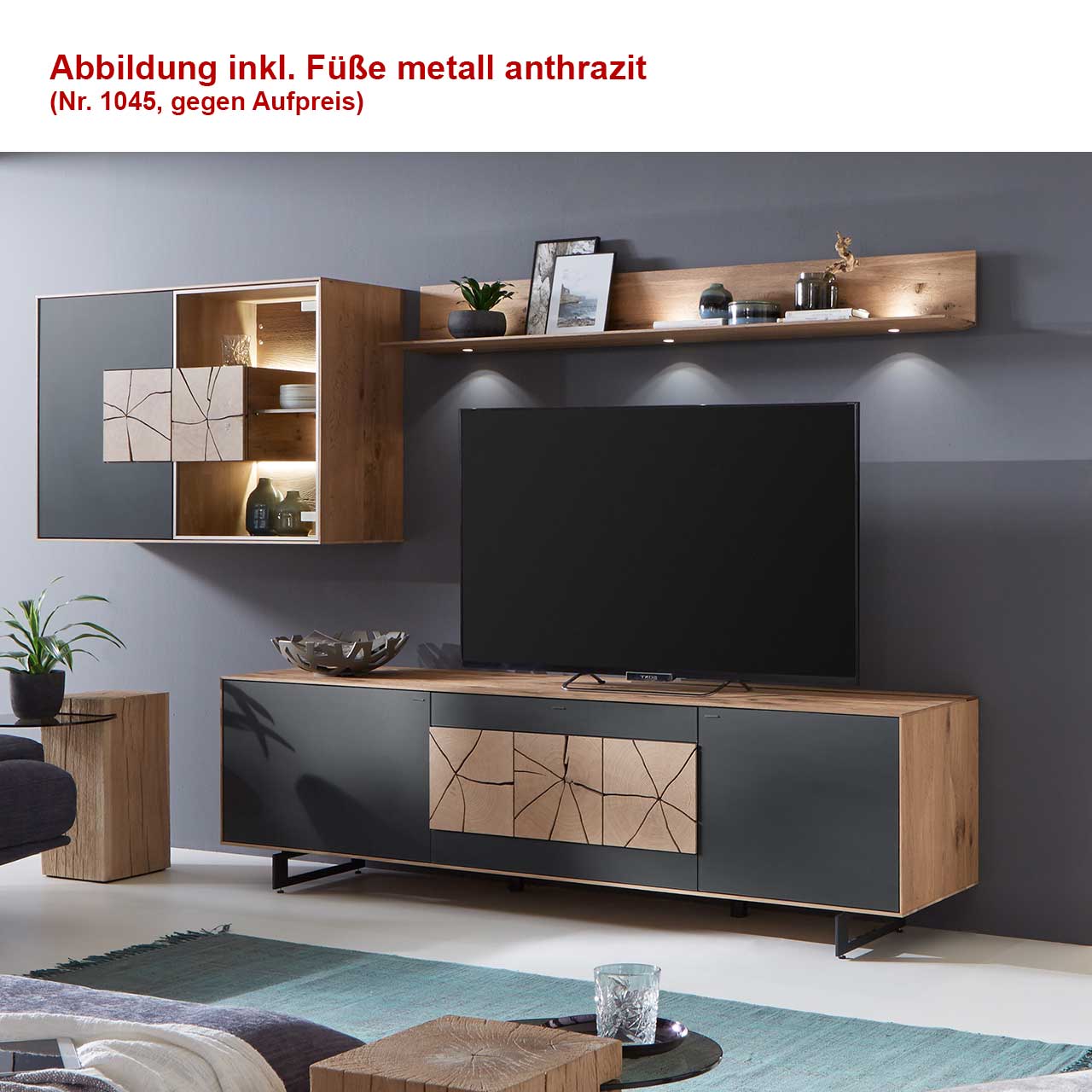 Moderne dreiteilige Massivholz Wohnwand aus Kerneiche Umato mit Mattglas anthrazit Fronten: Lowboard mit dekorativem Hirnholz auf Metallkufen, Wandregal aus Holz, Hängevitrine mit beleuchtetem Glasausschnitt und Hirnholz.