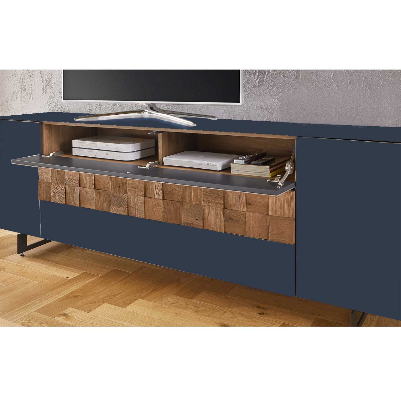 Geöffnete Klappe eines Sideboards in dunklem Lack mit Spaltholzelementen