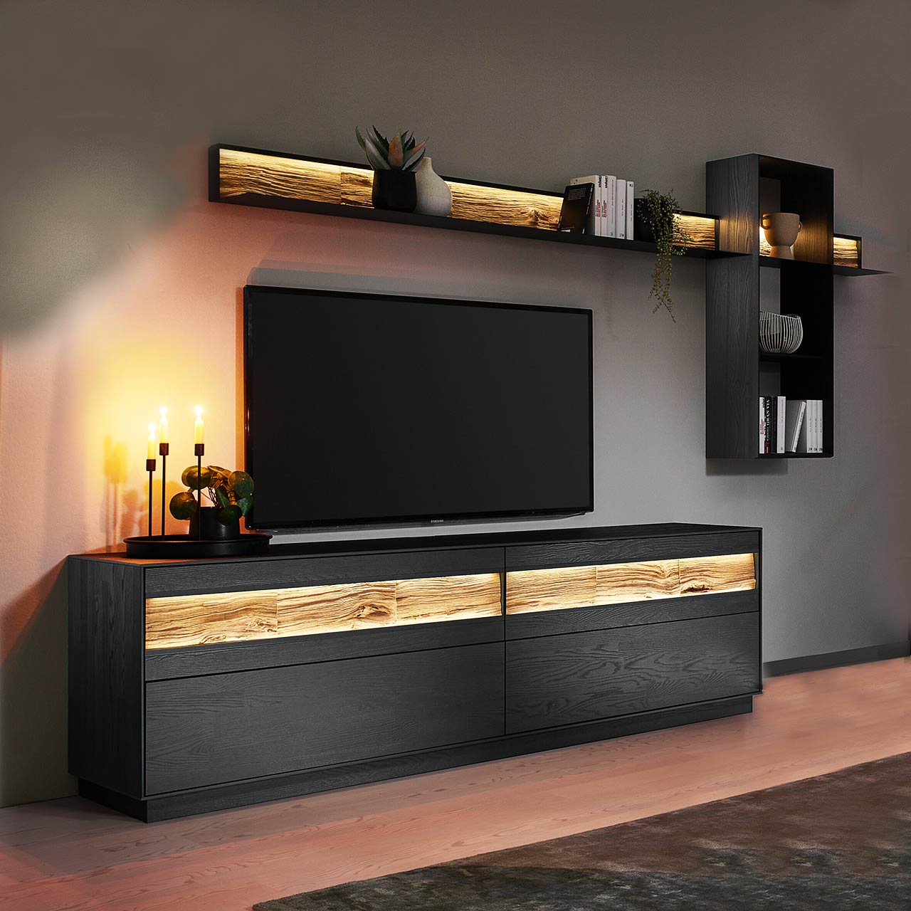 HM_KILVA_9610-Kombi-Nr-20_1280x1280 Moderne Wohnwand mit Materialmix aus Lack anthrazit mit Spaltholz-Akzenten