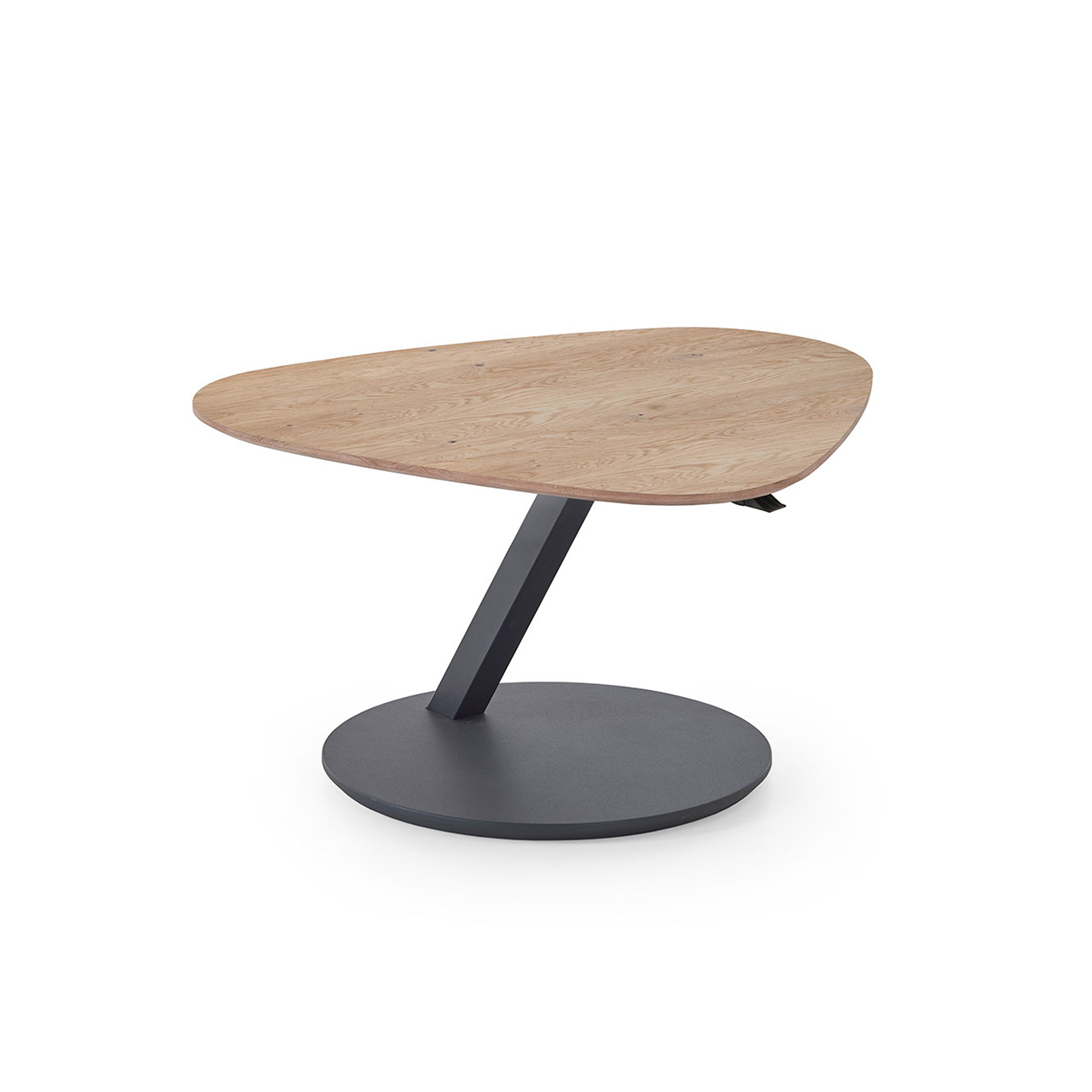 Moderner Couchtisch mit asymmetrischer, höhenverstellbarer Holzplatte in klassischer Kerneiche. Schräg nach oben verlaufende Metallsäule und runde Bodenplatte in Holz anthrazit.