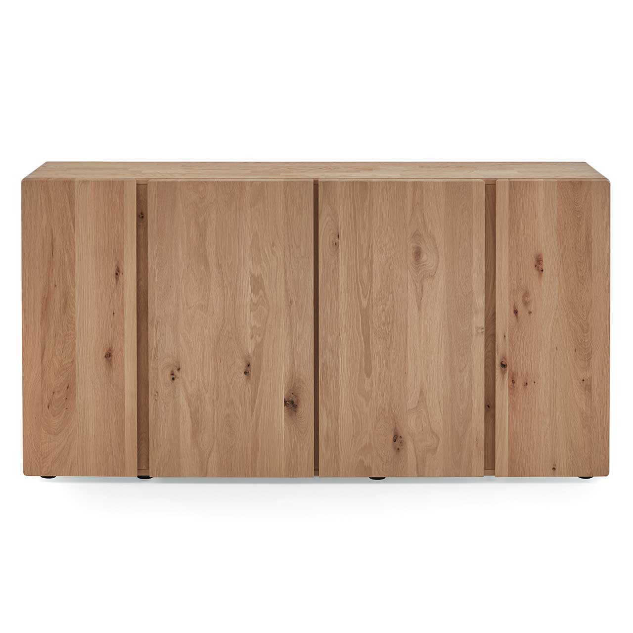 Cleanes Sideboard aus massivem Eichenholz mit vier Türen und zwei markanten Holzeinkerbungen in den Türen - in Frontansicht.