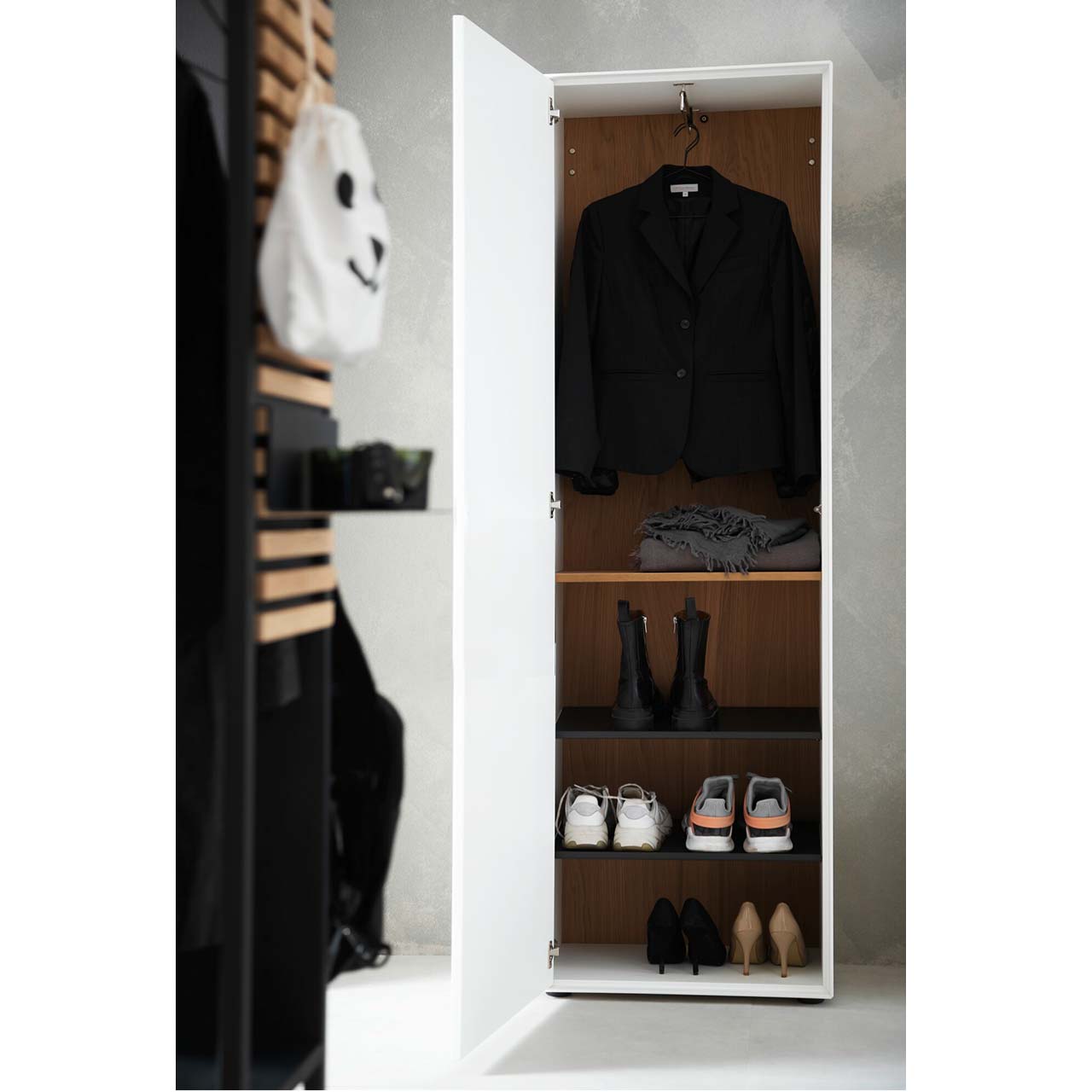 HM_SWK_YONNA_G_8340-0069W_Stauraumschrank-li-_open Hartmann Schöner Wohnen - Garderobe YONNA - Stauraumschrank 8340-0069W li. - Beispielbild Inneneinteilung