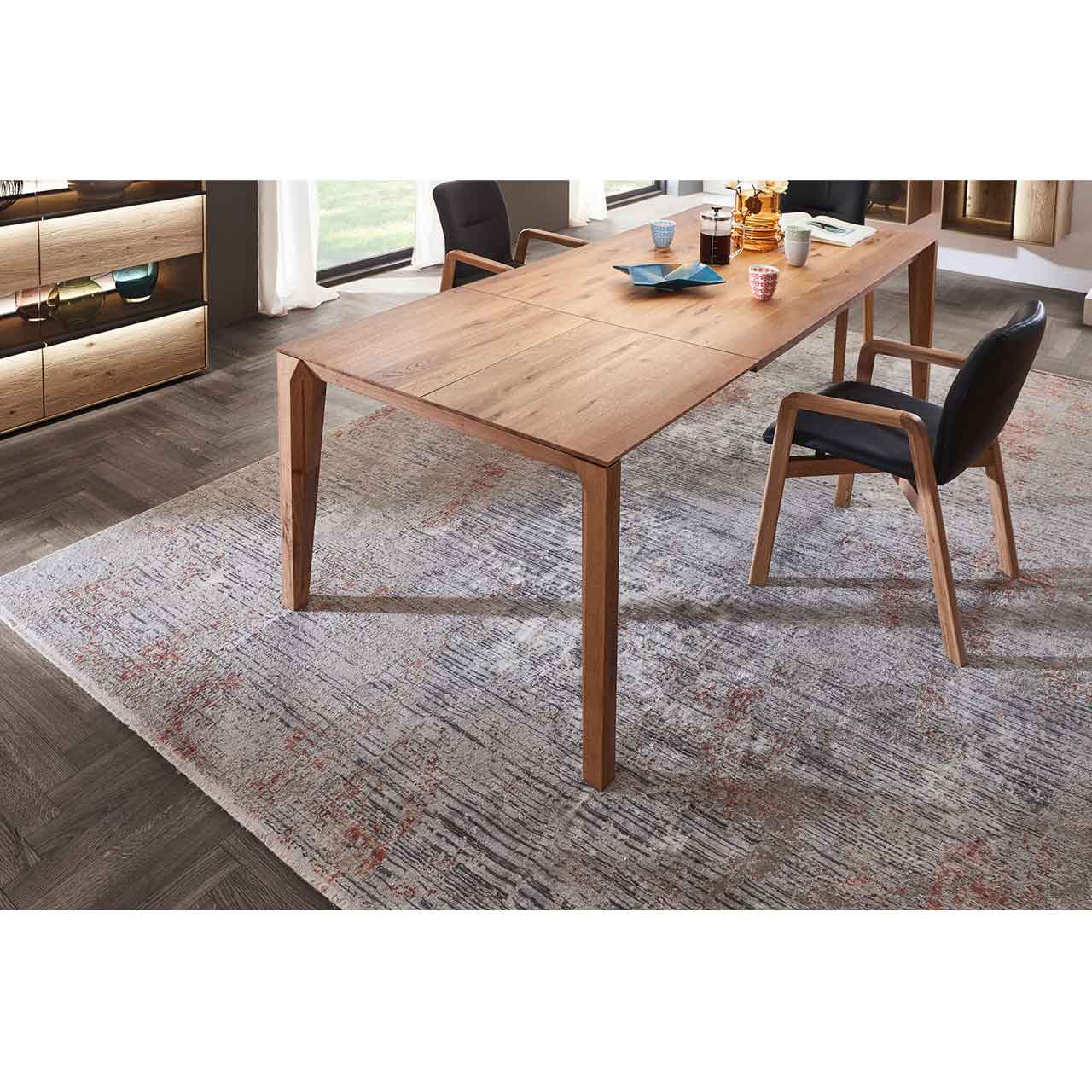 Komplett ausgezogener Holz-Esstisches