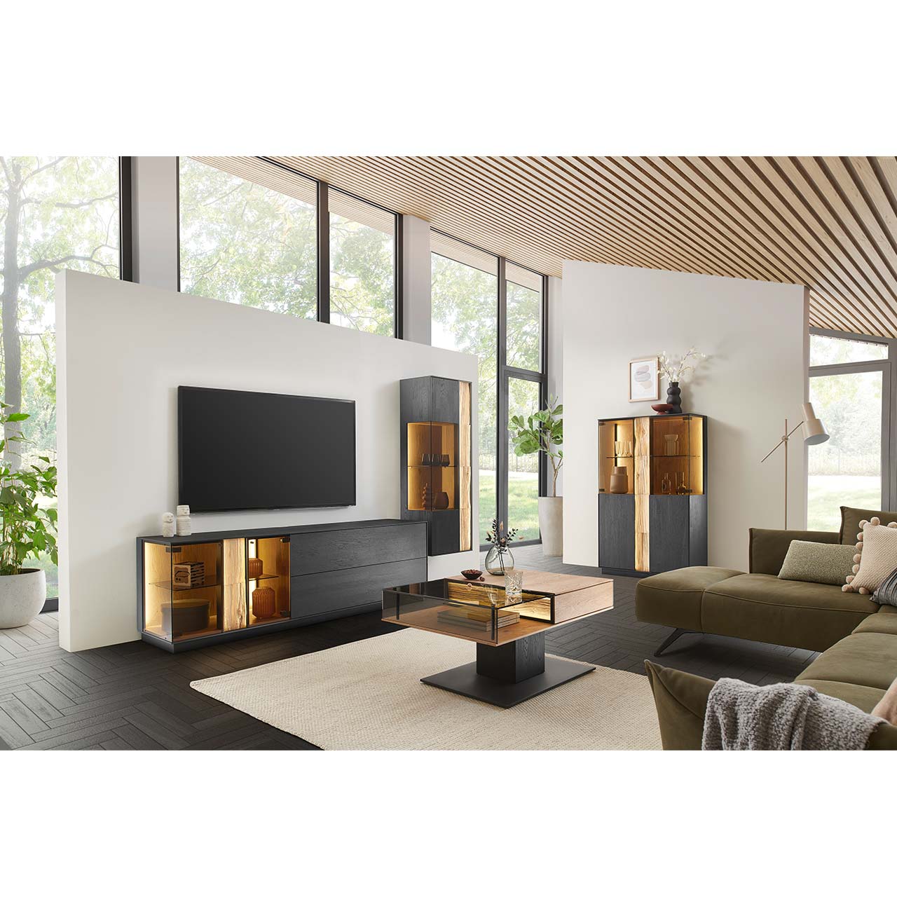 HM_KILVA_9610-8091_Highboard_milieu_1280x1280 Moderne Wohnwand mit Materialmix aus Lack anthrazit mit Spaltholz-Akzenten und Parsolglas-Vitrinenausschnitten