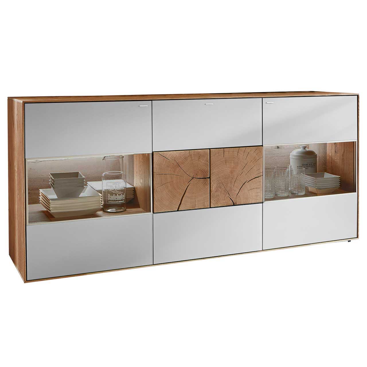 Modernes Sideboard aus massiver Kerneiche mit Mattglas weiß Fronten. Mit beleuchteten Glasausschnitten rechts und links und zwei rechteckigen Hirnholzscheiben in der Mitte.