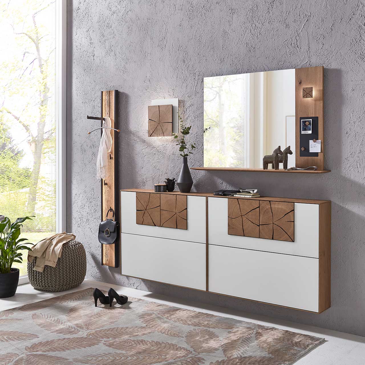 Hartmann CAYA Garderoben - Kombination 7140 Nr. V128 - fünfteilig Fünfteilige Garderobe aus massiver Kerneiche mit Spiegelpaneel und Holzablage, zwei Schuhkippern mit weißen Mattglasfronten und Hirnholzkacheln, einem Garderobenpaneel mit Stange und Haken aus Riffholz und Metall Anthrazit und einer Hirnholz-Wandleuchte.
