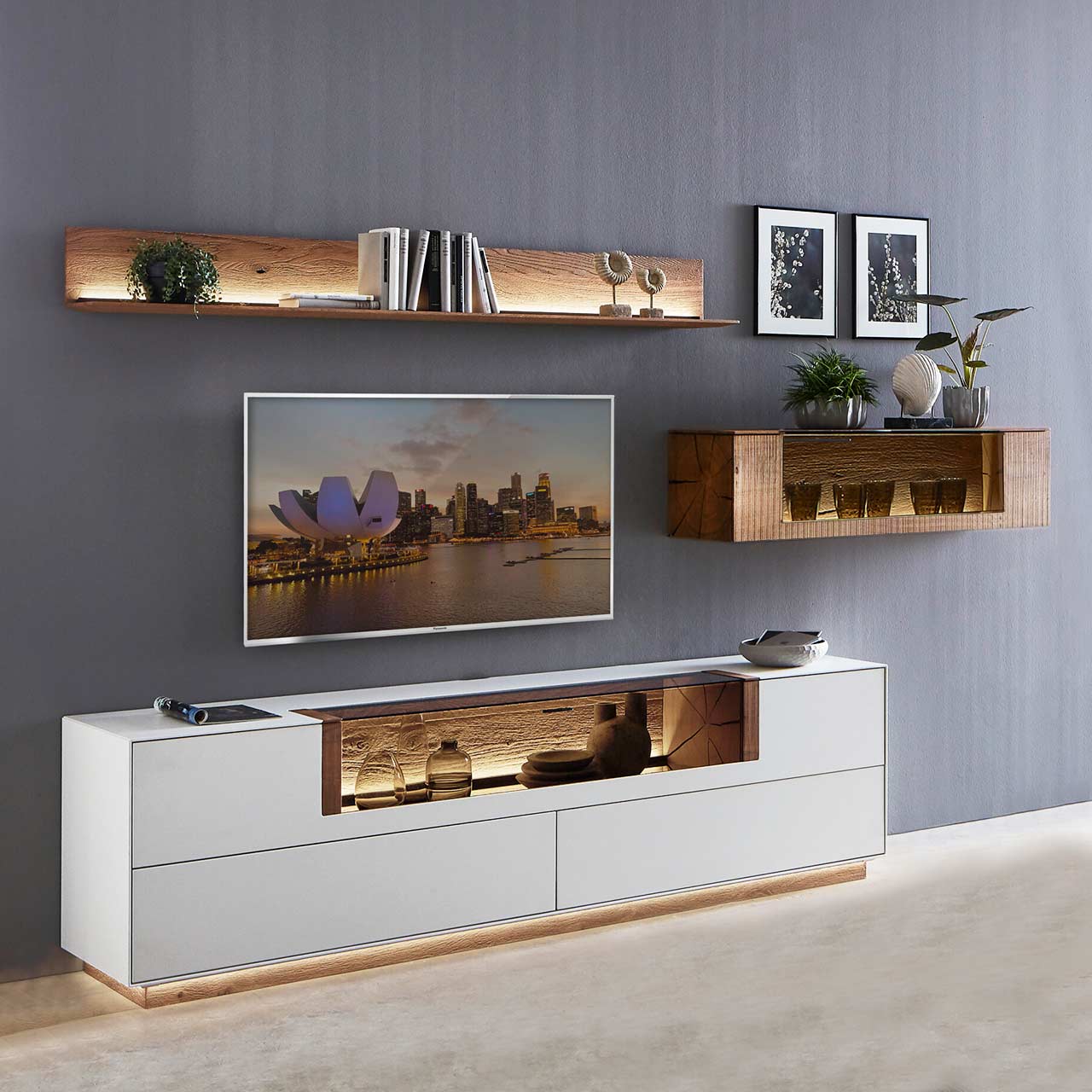 hartmann_BENJO_7220W_Wohnwand_32 Wohnwand mit Materialmix aus Lack weiß und purem Massivholz