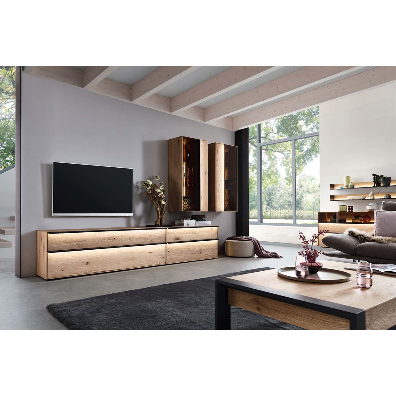 Modernes Wohnzimmer mit Massivholz-Wohnwand und TV Gerät