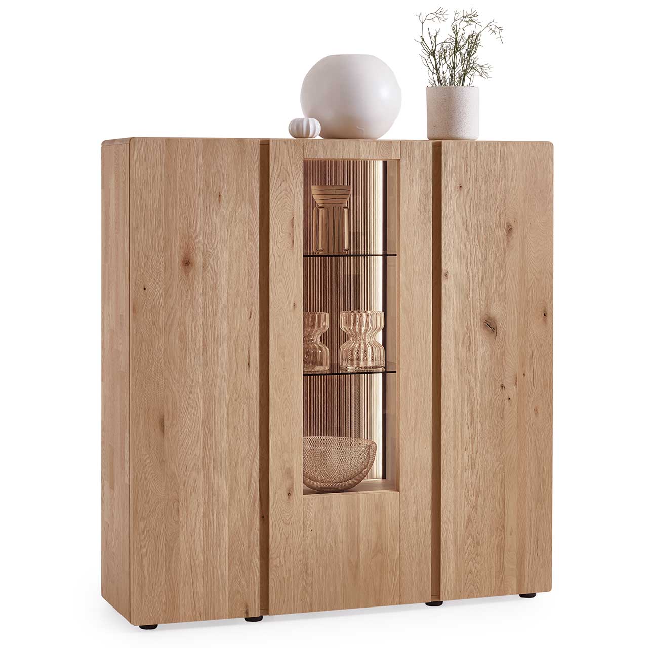 Modernes 3-türiges Highboard aus massiver Kerneiche Natur mit zwei Holztüren rechts und links und mittig mit einer beleuchteten Glas-/Holztür - in Seitenansicht. 