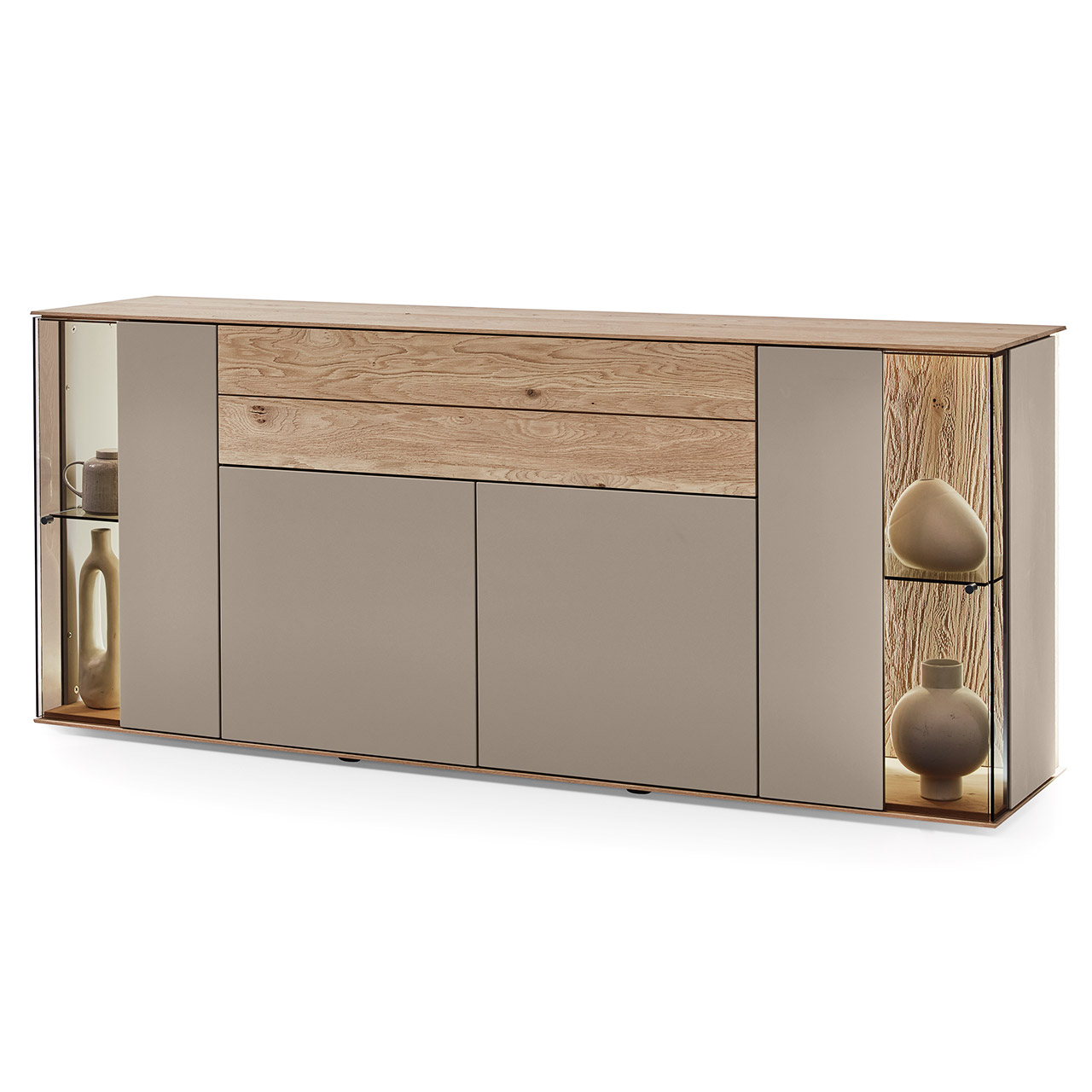 Moderne Kommode aus Kerneiche Massivholz mit Lackfronten in Sand und edlem Riffholz. Mit zwei Lacktüren unten, einem langen Schubkasten mit Riffholzfront oben und je einer Glas-Lacktür rechts und links mit beleuchteter Riffholzrückwand.