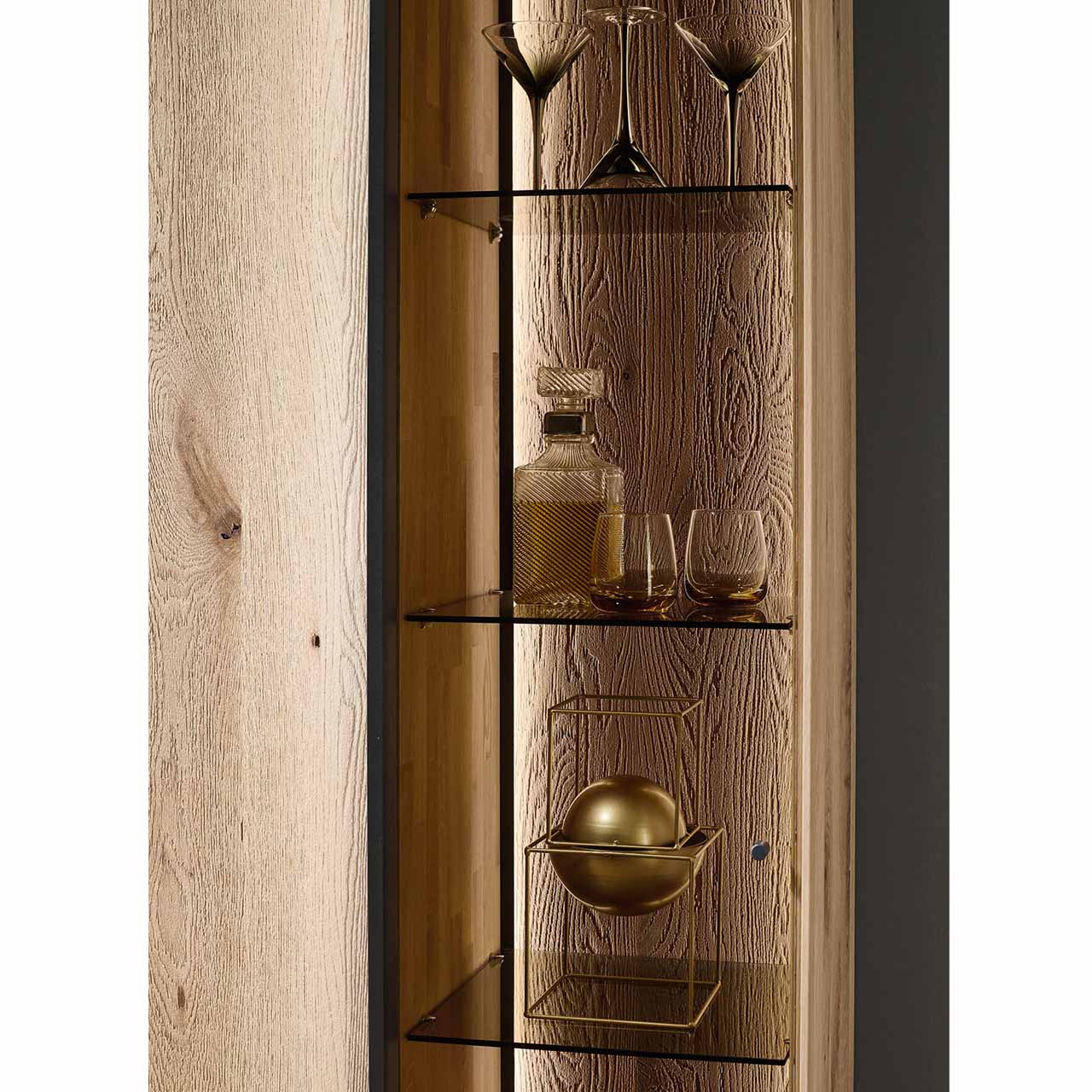 Detailbild von Hängeschrank aus massiver Kerneiche Natur mit Glastür