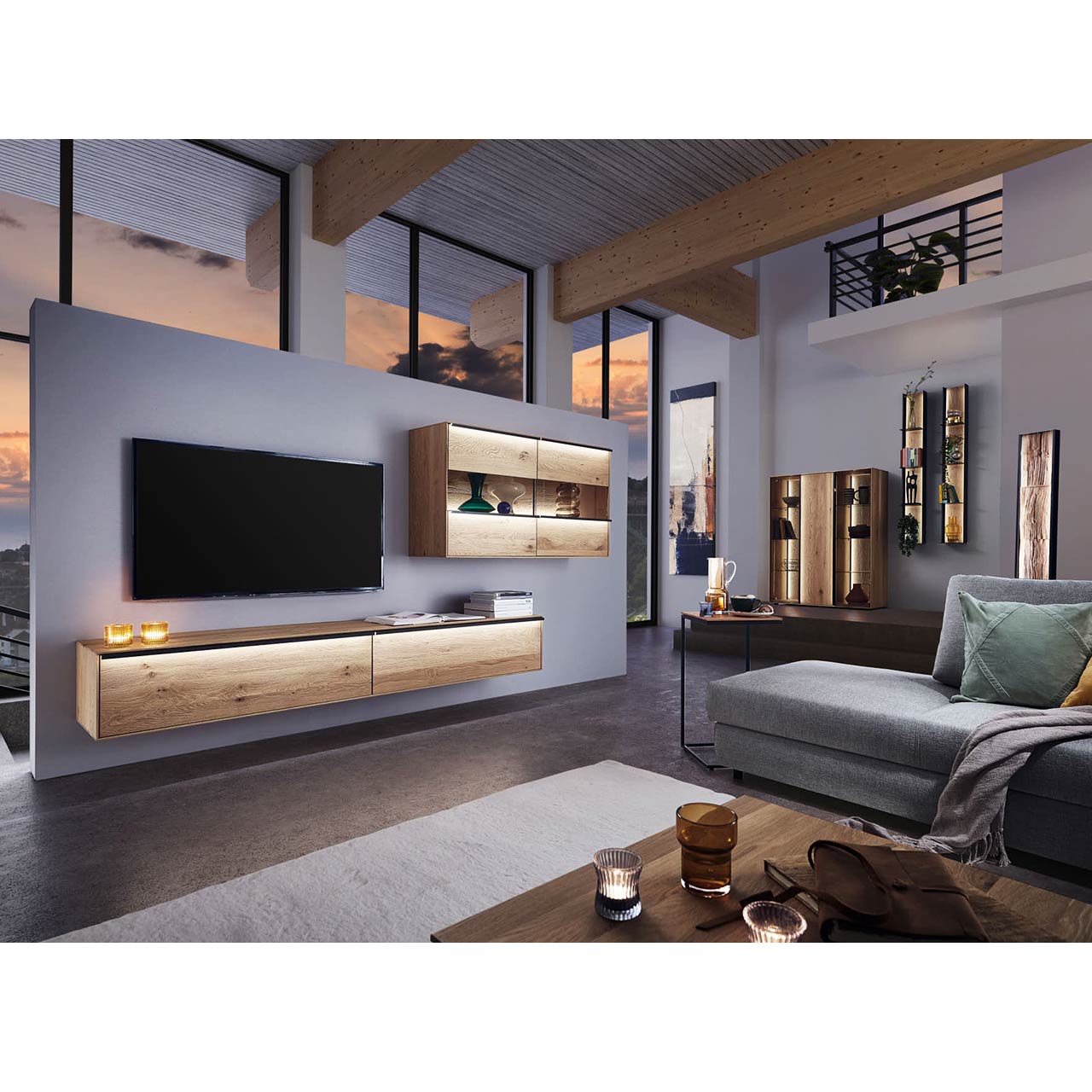 Moderne beleuchtete Massivholzmöbel in dunklem Wohnzimmer