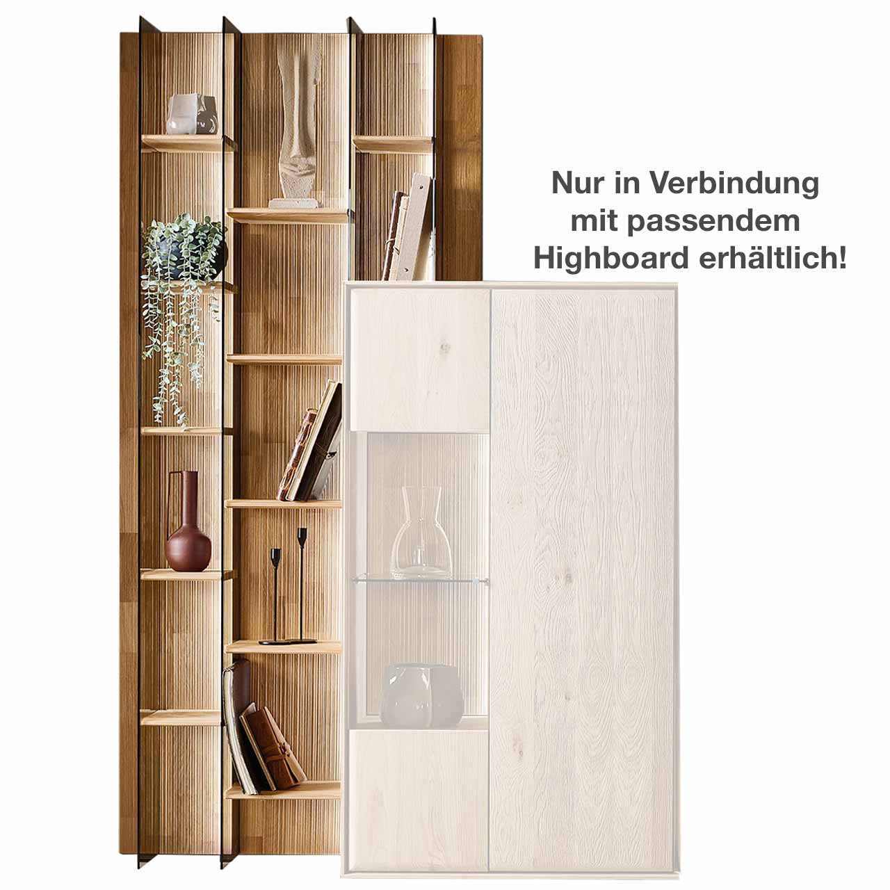 Hohes, modernes Wandregal aus massivem Holz mit geschroppter Rückwand, elf Holzböden und vier beleuchteten Glasseiten aus Parsolbronze - als linksstechendes Anbauelement für ein passendes VALA Highboard.