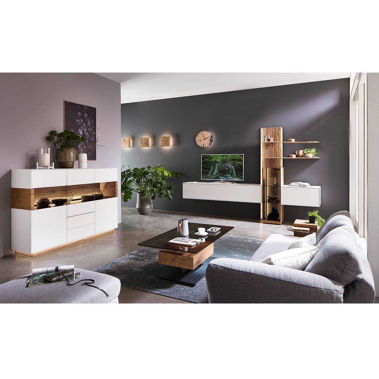 Modernes Wohnzimmer mit Möbeln aus weißem Lack und Massivholzelementen