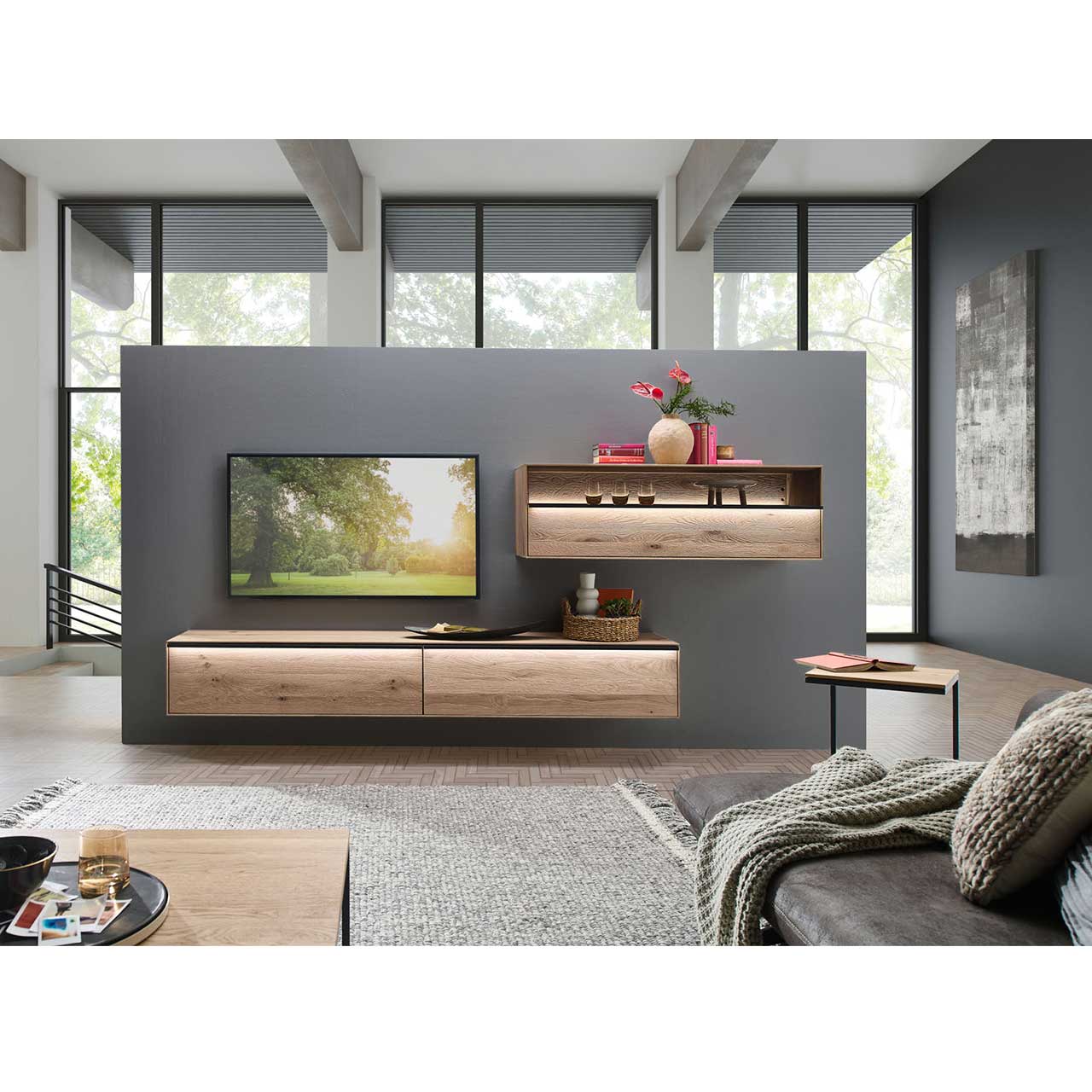 Modernes Wohnzimmer mit beleuchteter Massivholz-Wohnwand