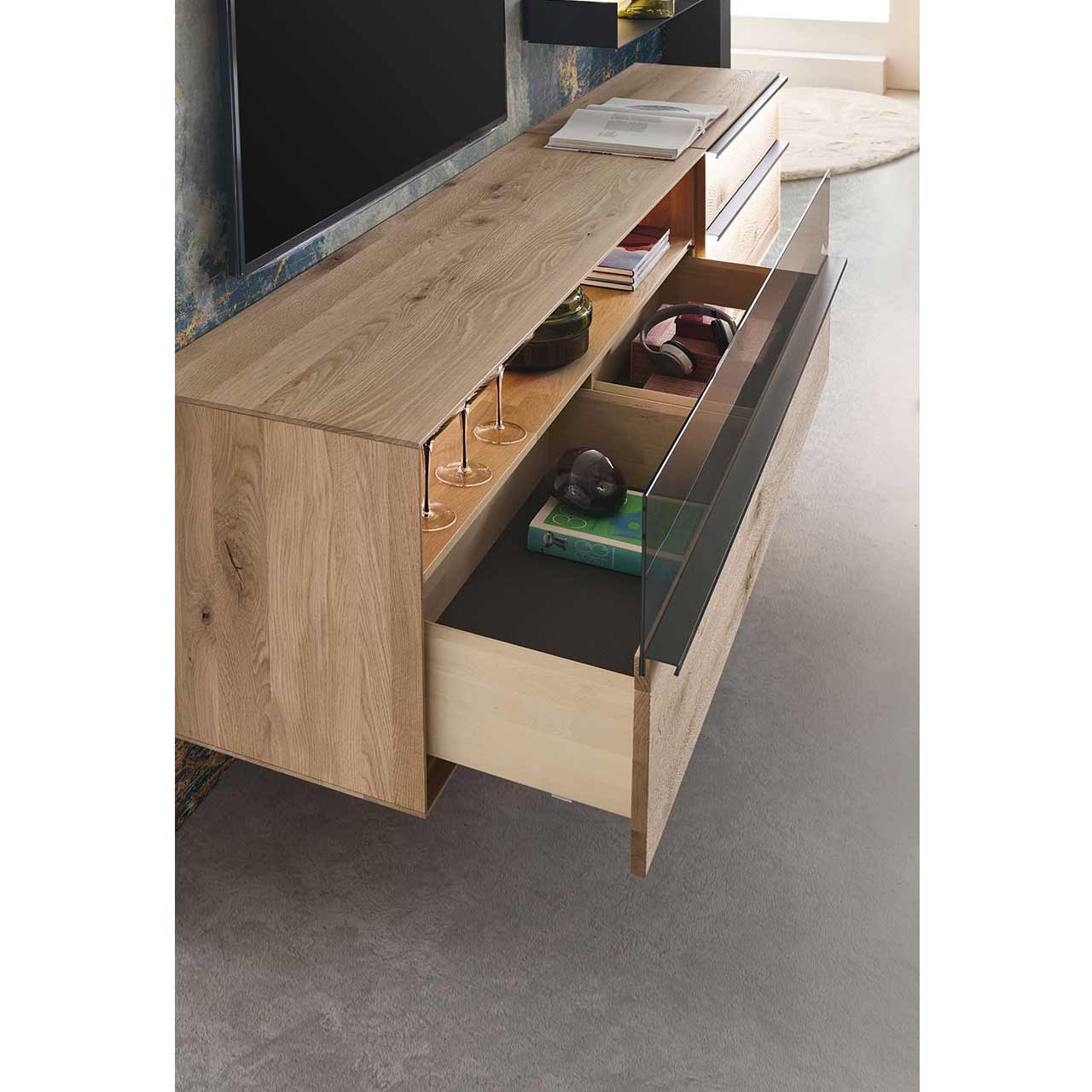 Geöffnetes Lowboard mit Schlubkasten und Glasblende
