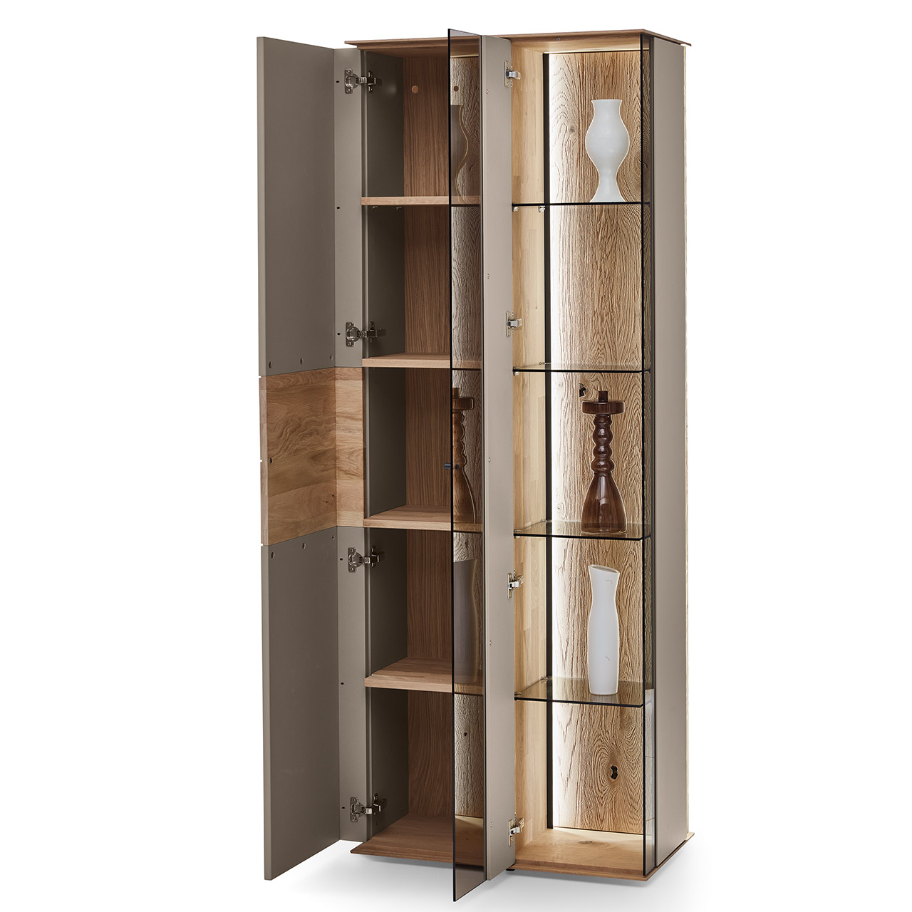 Moderne Vitrine aus massiver Kerneiche Natur mit Lackfronten in Sand. Mit geöffneter Glas-Lacktür mit sichtbaren Glasböden und beleuchteter Riffholzrückwand rechts und einer geöffneten Lacktür links, darin sichtbar vier Holzeinlegeböden.