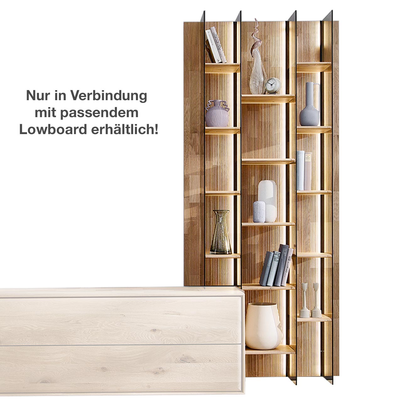 Hohes modernes Wandregal aus massivem Holz mit geschroppter Rückwand, zwölf Holzböden und vier beleuchteten Glasseiten aus Parsolbronze - als rechtsstehendes Anbauelement für ein passendes VALA Lowboard.