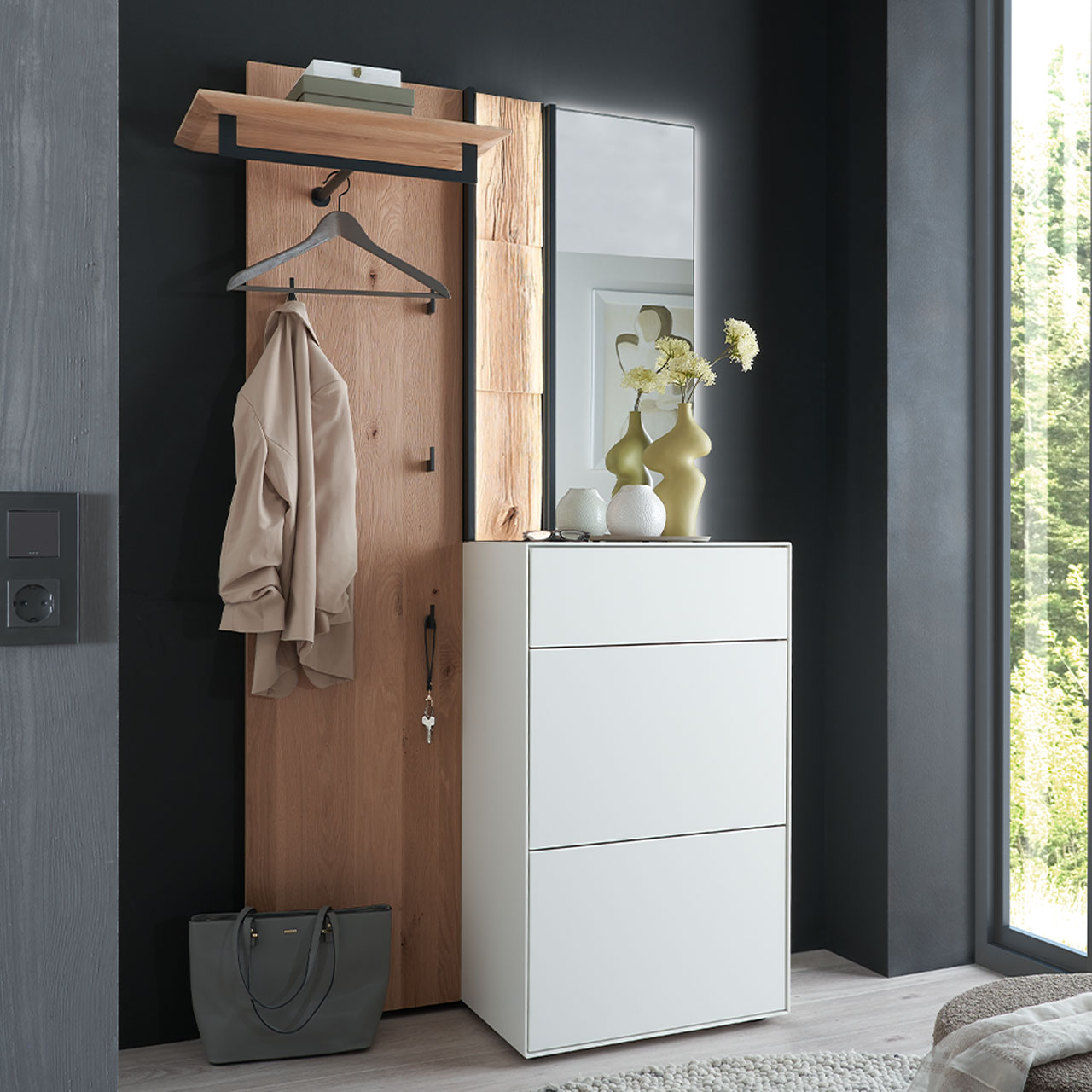 Hartmann SALVO 8550G - Garderobe Nr. V110S - Kernbirke weiß Lack, Kerneiche Natur, Spaltholz Moderne dreiteilige Garderobe aus Kernbirke und Kerneiche Natur: Wandpaneel aus Holz mit Kleiderstange, Haken und Spaltholz-Akzent, ein Stauraumschrank mit Schubkasten und Klappen in Lack weiß und ein rechteckiger Spiegel.