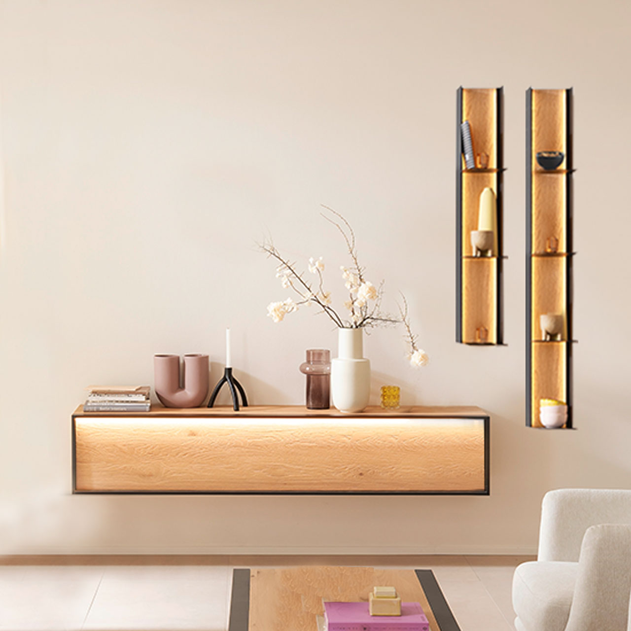 Hartmann YOLA Schöner Wohnen - Wohnkombination 8590 Nr. V24 Moderne dreiteilige Wohnwand aus massiver Kerneiche Natur, Möbelstücke eingefasst in Metallrahmen anthrazit: Beleuchtetes Hängelowboard und rechts zwei unterschiedlich hohe Wandregale mit drei bzw. vier Metallablageböden.