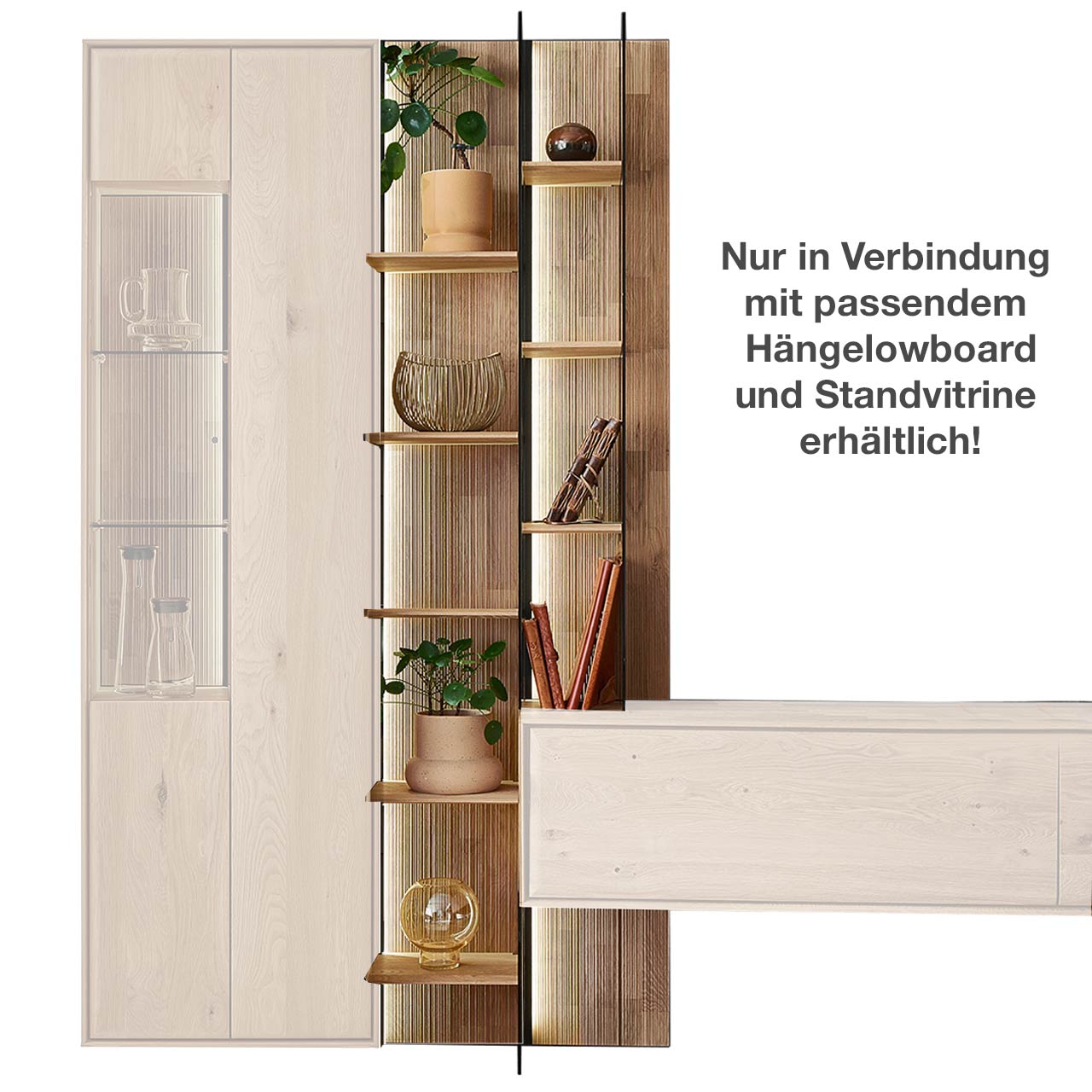 Hartmann VALA - Regal links 8640-0063 - Kerneiche Natur geschoppt / Glas Hohes modernes Wandregal aus massivem Holz mit geschroppter Rückwand, acht Holzböden und zwei beleuchteten Glasseiten aus Parsolbronze - als mittigstehendes Anbauelement für ein passendes VALA Hängelowboard und eine Standvitrine.