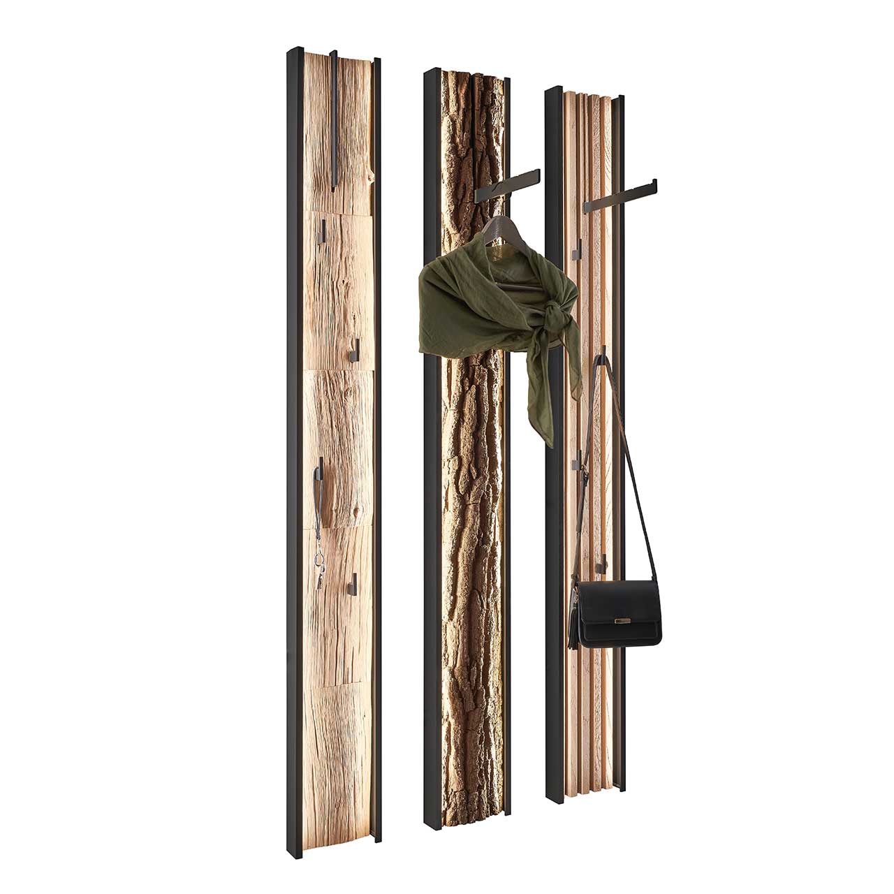 Drei moderne Garderobenpaneelen jeweils mit Rinden - / Spaltholz oder Holzlamellen-Rückwand. Eingefasst sind die Paneele in einen anthrazitfarbenen Metallrahmen und oben jeweils mit einem klappbaren Mantelhaken versehen - Seitenansicht.