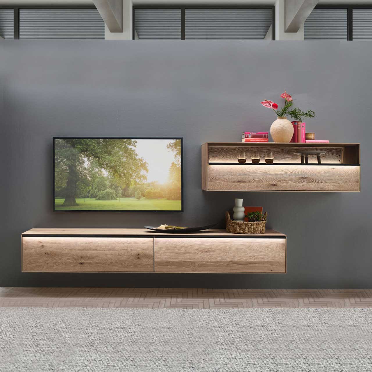 Hängelowboard und Hängeelement aus Massivholz an einer grauen Tapete