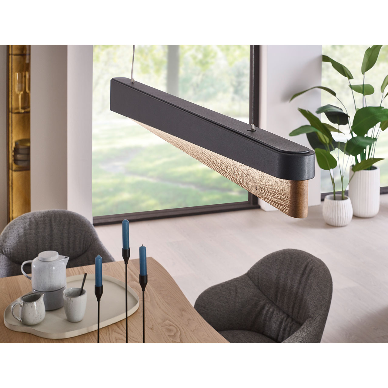 Hartmann Möbel SVEA - Hängeleuchte 8660-9917 - Milieubild Moderne Paneel-Pendelleuchte aus massivem Holz mit Teileinfassung in Metall Anthrazit.