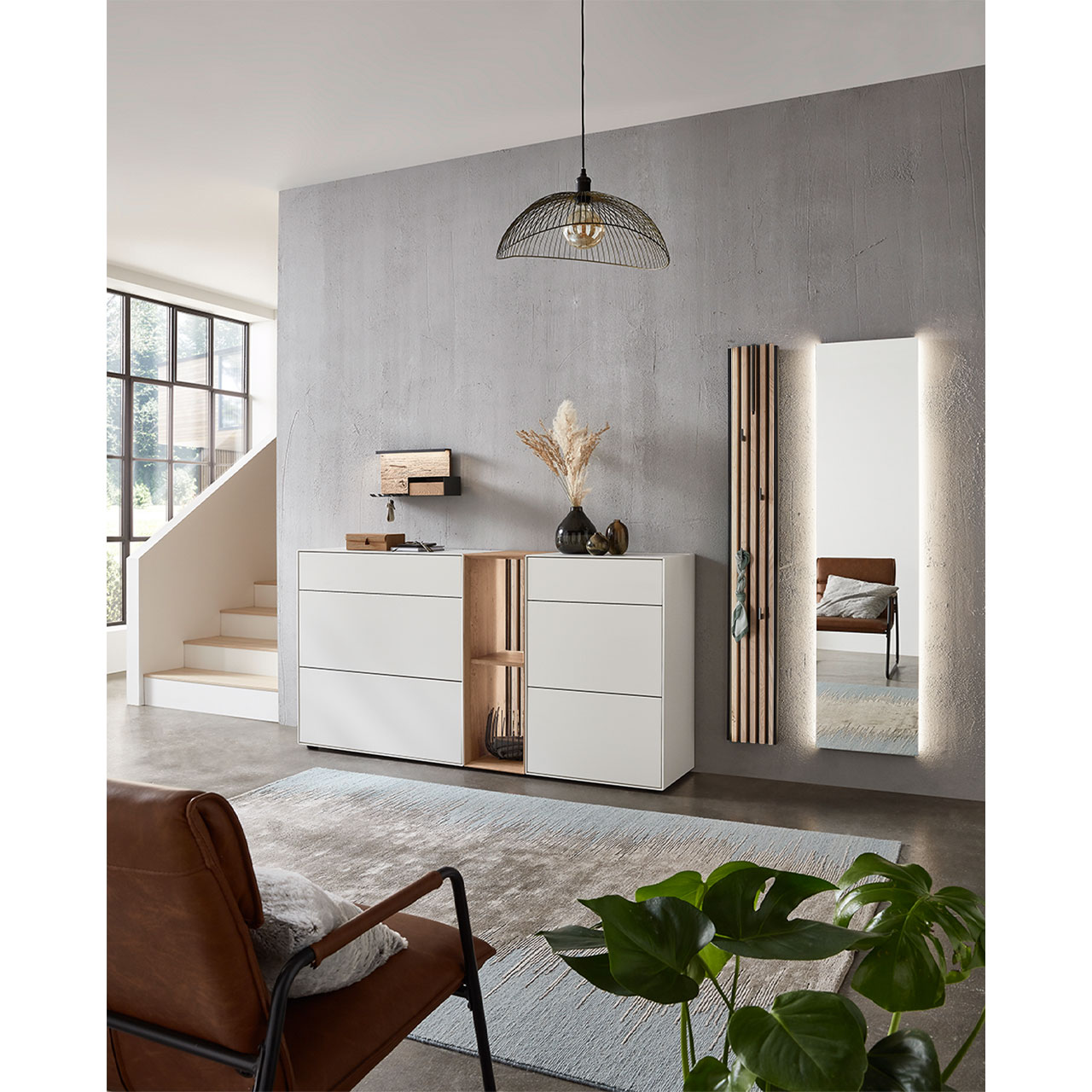 Milieubild Hartmann SALVO 8550G -  Garderobe Nr. V124L - Kernbirke weiß Lack, Kerneiche Natur, Lamellen Flur mit modernen Garderobenmöbeln aus Kernbirke und Kerneiche Natur: Regalelement mit Lamellen-Rückwand zwischen zwei weiß lackierten Stauraumschränken, dazu ein Garderobenpaneel mit Lamellen-Akzent und ein rechteckiger Spiegel.