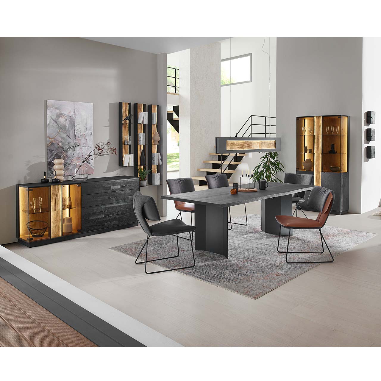 HM_KILVA_9610-0091_Standvitrine_milieu_1280x1280 Modernes Esszimmer mit Möbeln aus Kernesche anthrazit in Kombination mit Spaltholz-Akzenten und Parsolglas-Ausschnitten