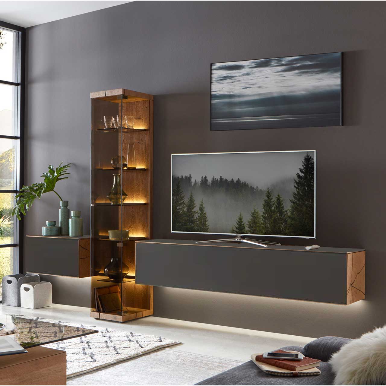 Moderne dreiteilige Wohnwand aus massiver Kerneiche, Parsolglas und Metall anthrazit Fronten, bestehend aus zwei Hängelowboards in anthrazit und einer mittig stehenden edlen Glasvitrine.