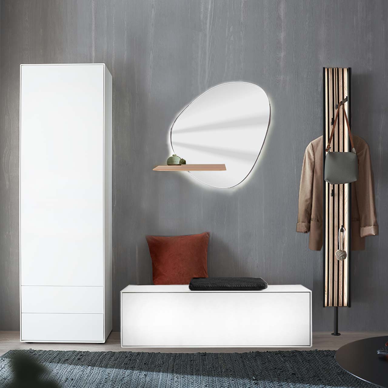 Hartmann SALVO 8550G - Garderobe Nr. V120L - vierteilig - Kernbirke weiß Lack, Lamellen Moderne vierteilige Garderobe aus massiver Kernbirke weiß lackiert: Ein Hochschrank, ein Garderobenpaneel mit Kleiderstange, Ablageböden, Haken und Lamellen-Akzent, eine Sitzbank mit Klappe und ein asymmetrischer Wandspiegel mit Ablage.