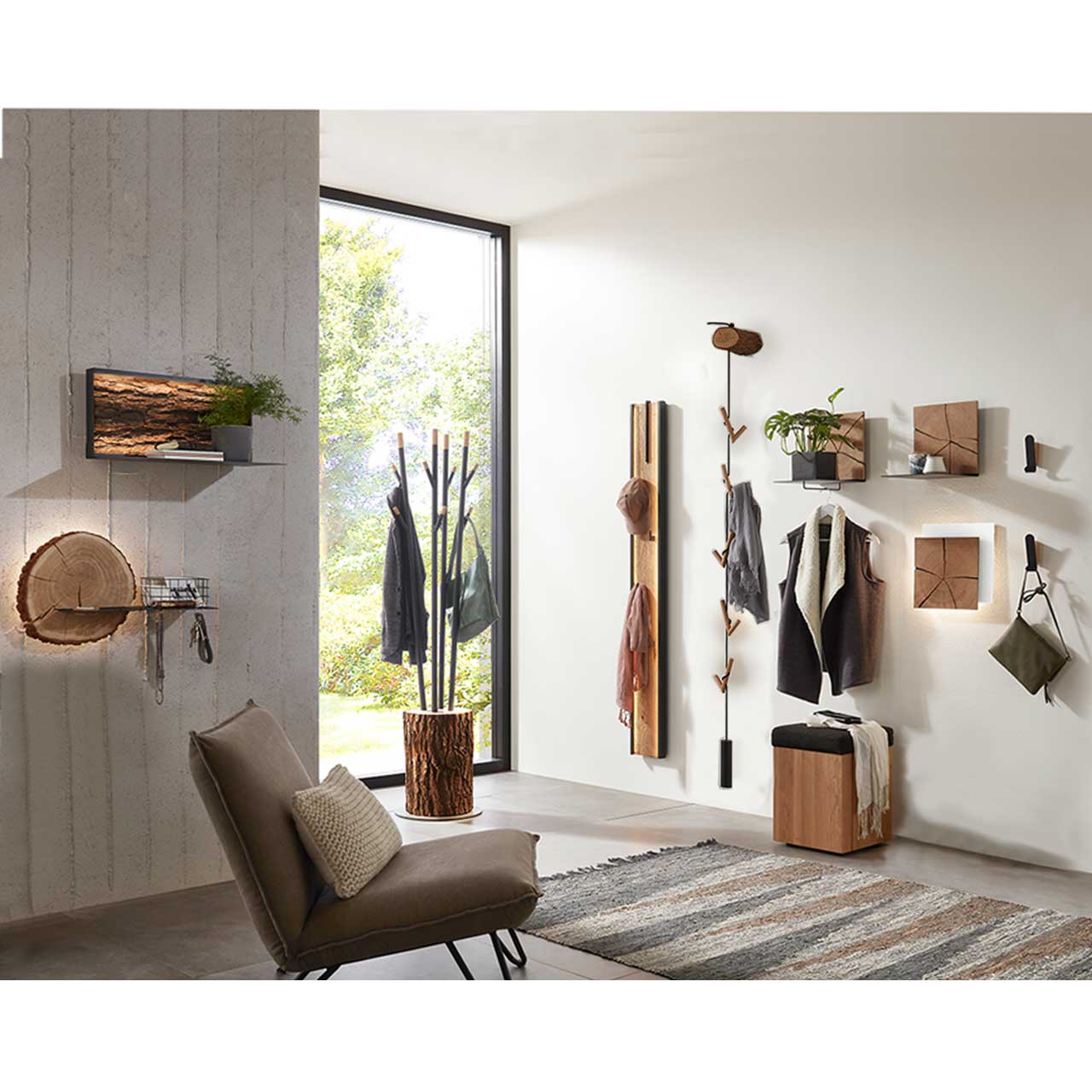 Modern eingerichtete Garderobe mit vielen Kleinmöbeln aus massivem Holz kombiniert mit Metall. Schlüsselablage auf Holzplatte mit Metall, Wandablagen und Wandleuchten mit echtem Hirnholz, Sitzhocker mit Stauraumfach, Wandgarderoben mit Metallhaken uvm.