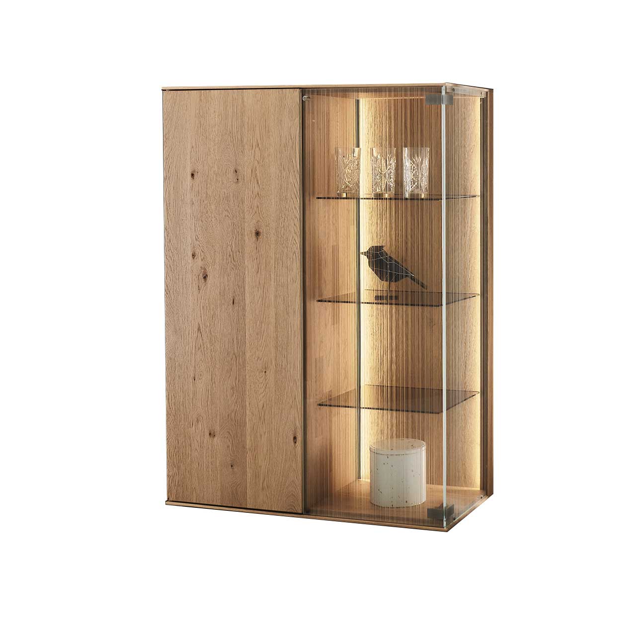 LINEA Leonardo Living - Highboard 8540-7103 Modernes Highboard aus Kerneiche Natur mit einer Holztür und einer satinierten Glastür, drei beleuchteten Glasböden und Dekoration aus Vasen und Gläsern