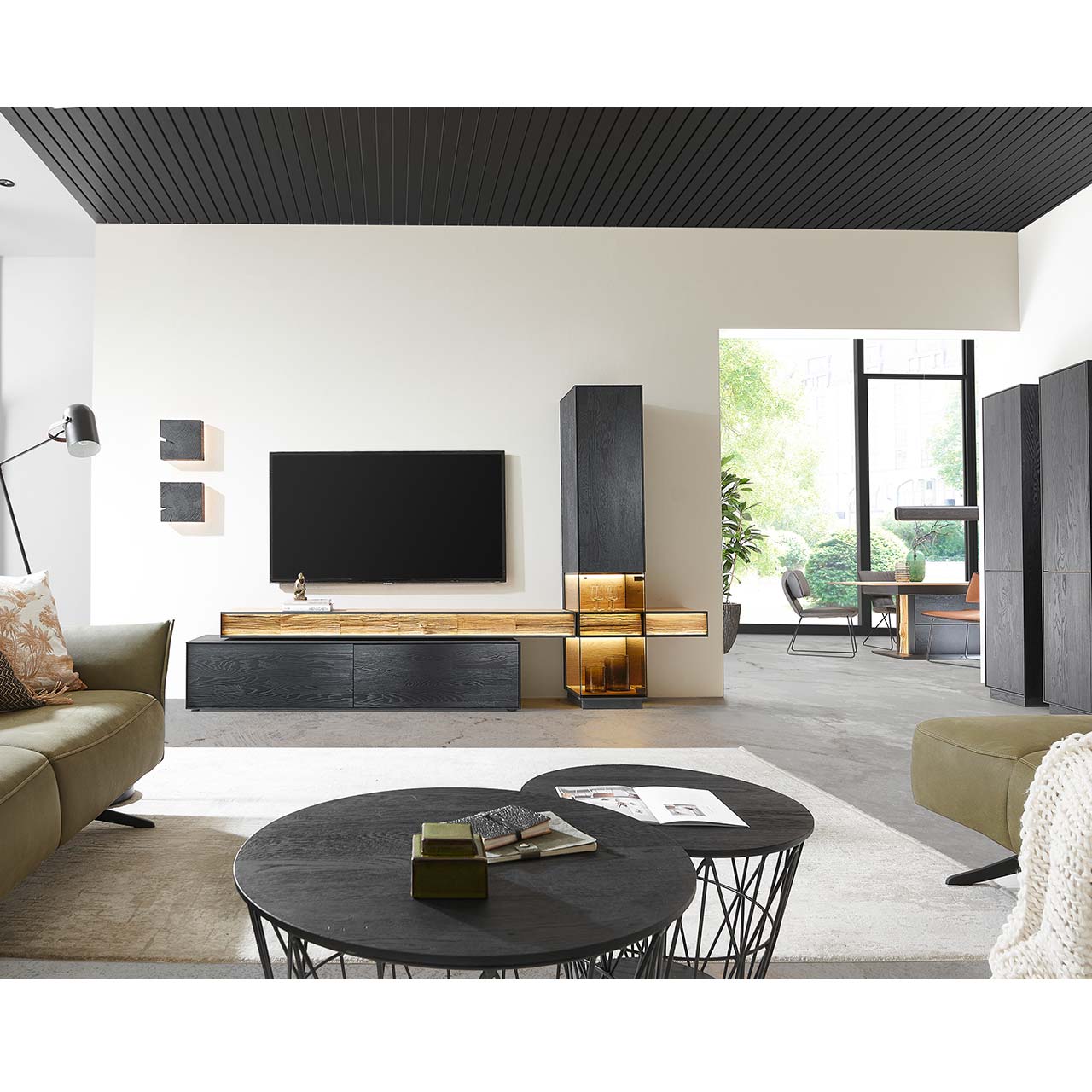 Moderne Wohnwand mit Materialmix aus Lack anthrazit mit Spaltholz-Akzenten und Parsolglas-Vitrinenausschnitten