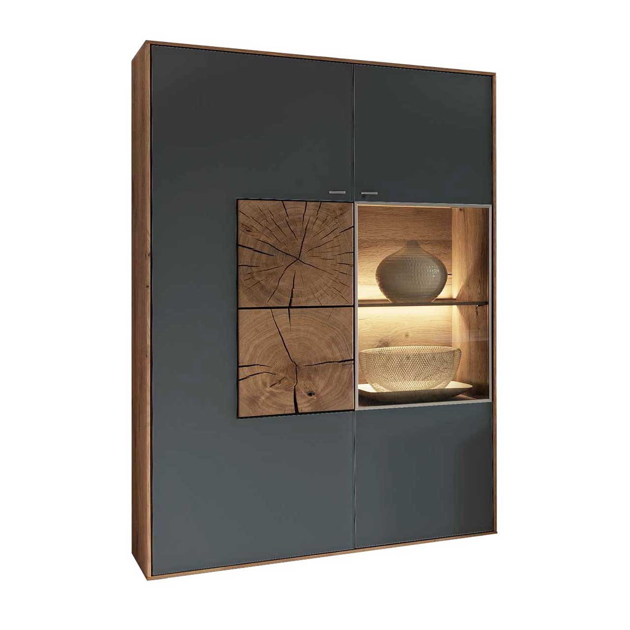 Hartmann CAYA - Hängeelement 7170-7091A li. Große, moderne Hängevitrine aus massiver Kerneiche mit Mattglas anthrazit Front mit beleuchteter Glastür rechts und einer Mattglas Anthrazit Tür mit zwei rechteckigen Hirnholzscheiben links.