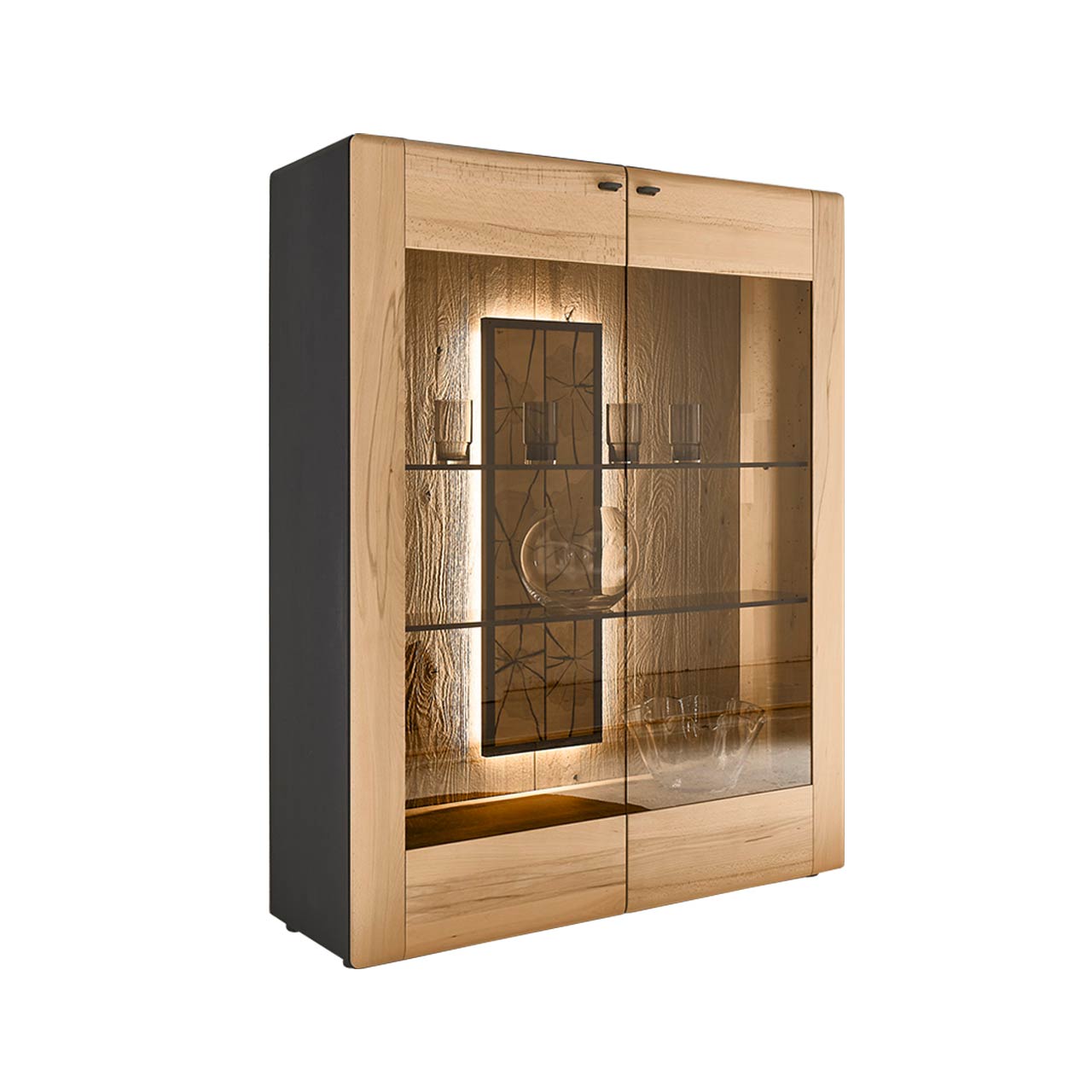 Hartmann KNUD 5580-7111 Highboard Beleuchtetes Highboard aus massiver Kernbuche mit großer Glasfront aus bronzefarbenem Parsolglas. Dahinter sichtbare Rückwand mit dekorativen Hirnholzscheiben.