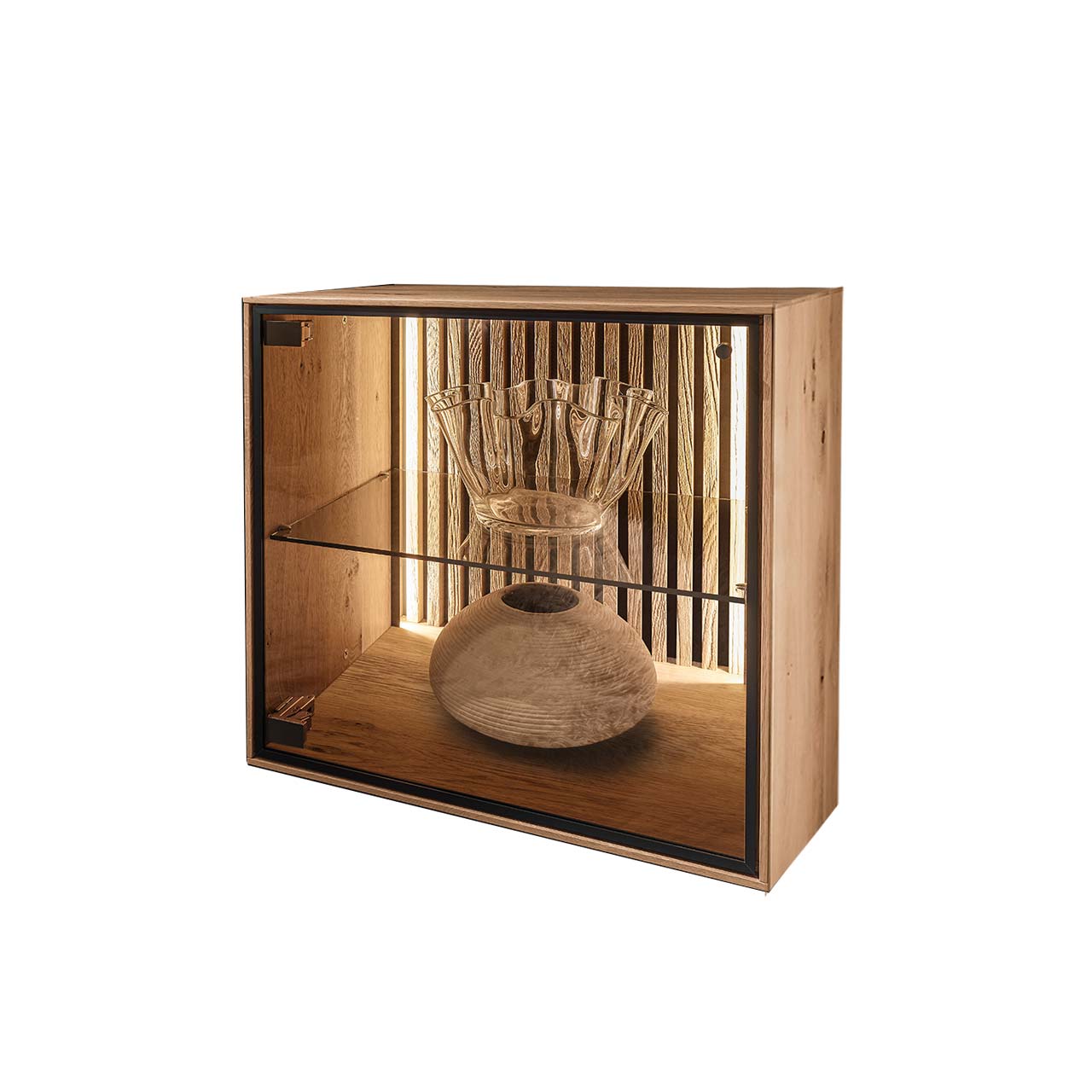 Quadratische Lowboard-Vitrine aus hellem Holz mit beleuchteter Lamellenrückwand und Glaseinlegeboden.