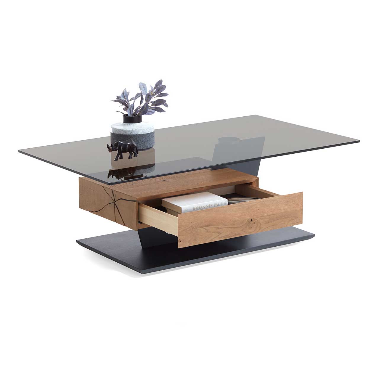Hartmann NATURWERKE - Couchtisch 7100C-1402 - offen Moderner Couchtisch mit rechteckiger Glasplatte und Hirnholzblock aus massiver Kerneiche mit offenem Schubkasten auf dunkler Bodenplatte.